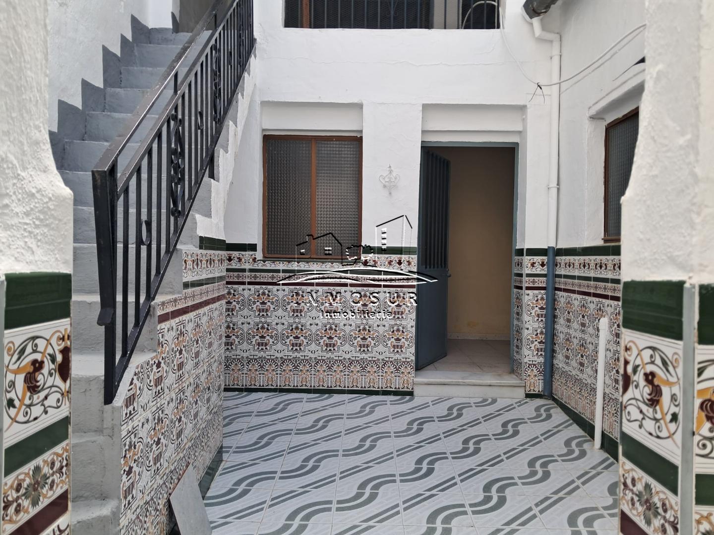 Casa en zona Juego de Pelota. Cuenta con una superficie de parcela de 136 m2. y una superficie construida de 234 m2. La