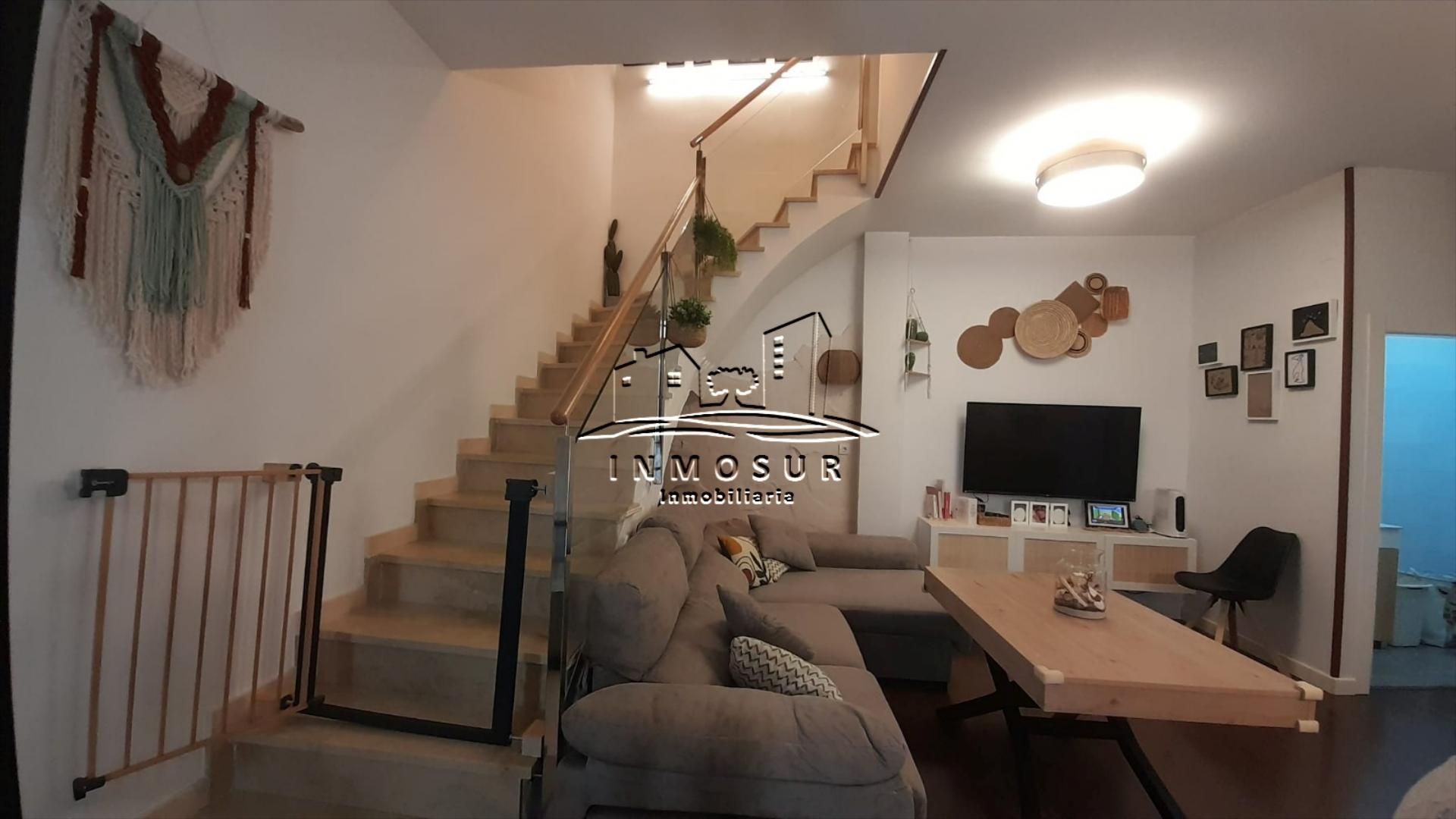 Casa en zona Coso. Cuenta con una superficie útil de 110 m2., distribuidos en dos plantas. La planta baja de la vivienda