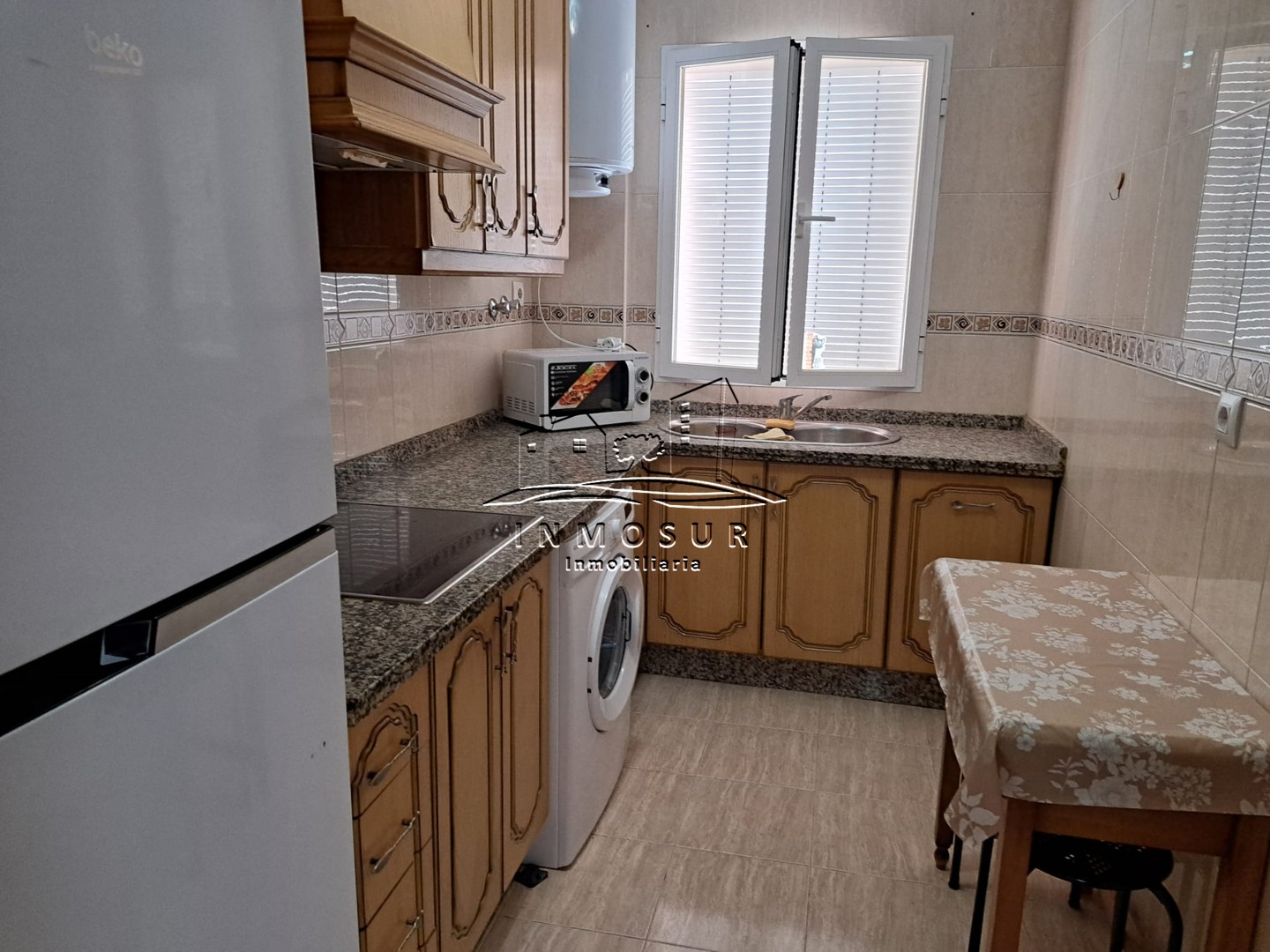 Piso en planta baja en zona Plaza de Andalucía. Cuenta con recibidor, salón-comedor, cocina amueblada con electrodomésti