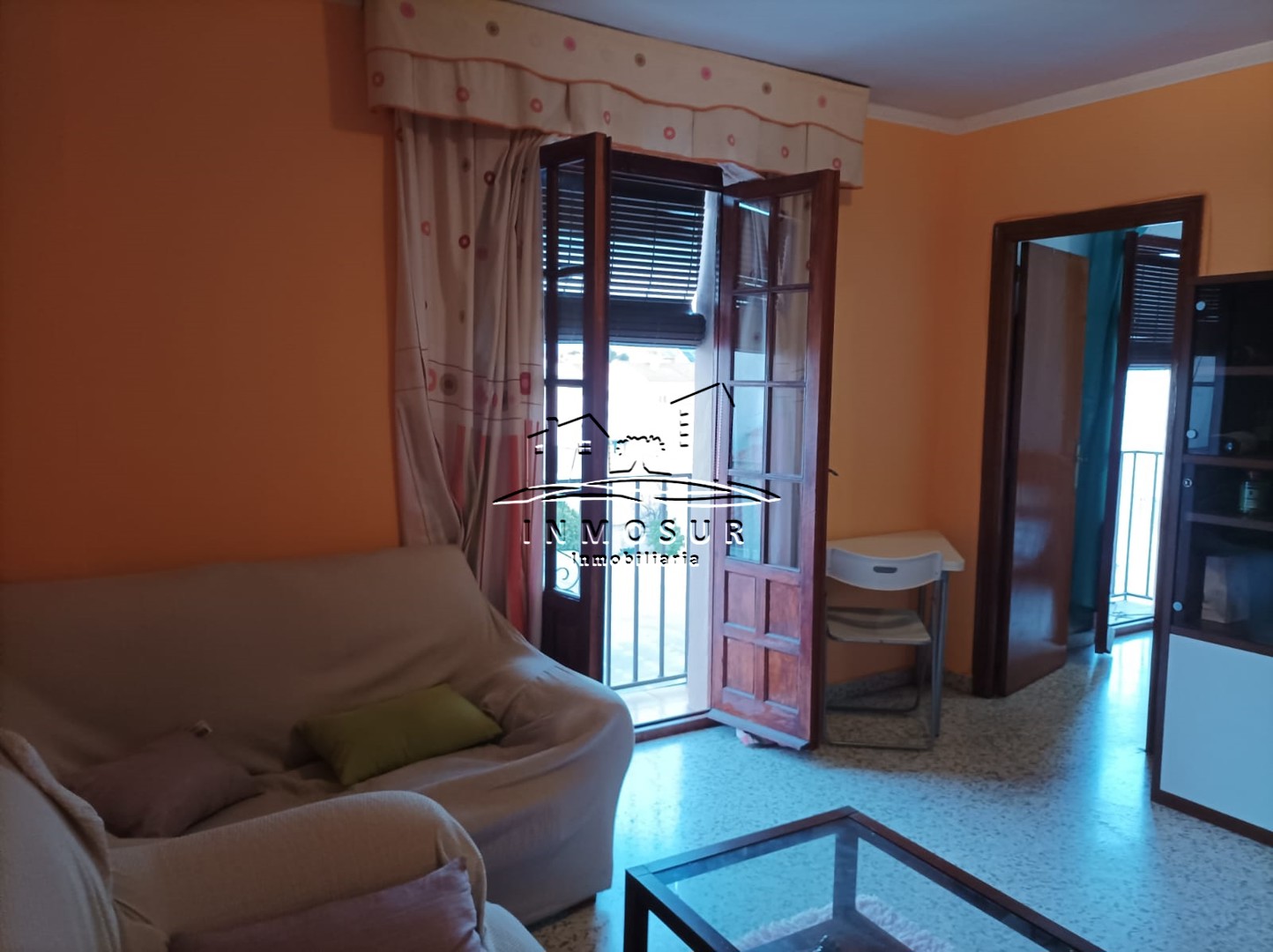 Piso en zona Santiago. Dispone de recibidor, un amplio y luminoso salón-comedor, cocina amueblada con despensa, lavadero