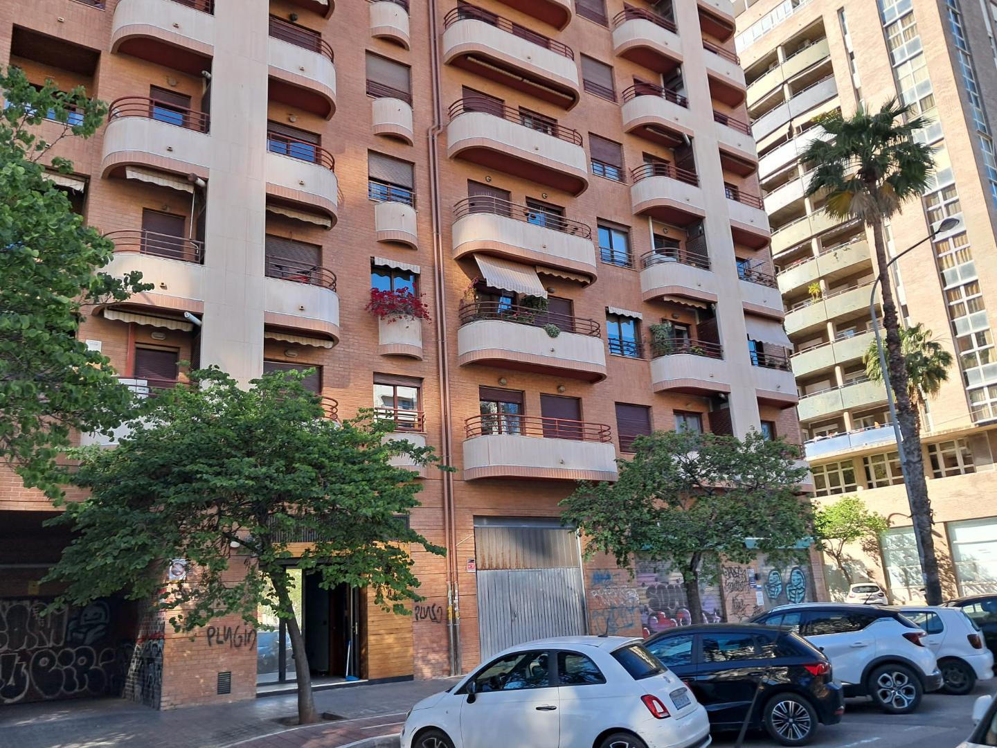 Se alquila local comercial junto a la Av. Blasco Ibáñez y la plaza de Honduras, disponible para cualquier tipo de negoci