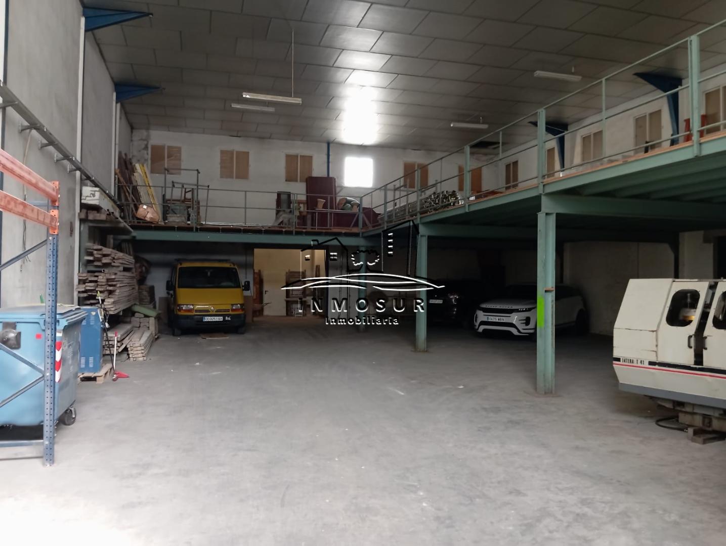 Nave en Polígono La Viñuela. Cuenta con una superficie de 670 m2. en una sola planta. Dispone de aseo y oficina