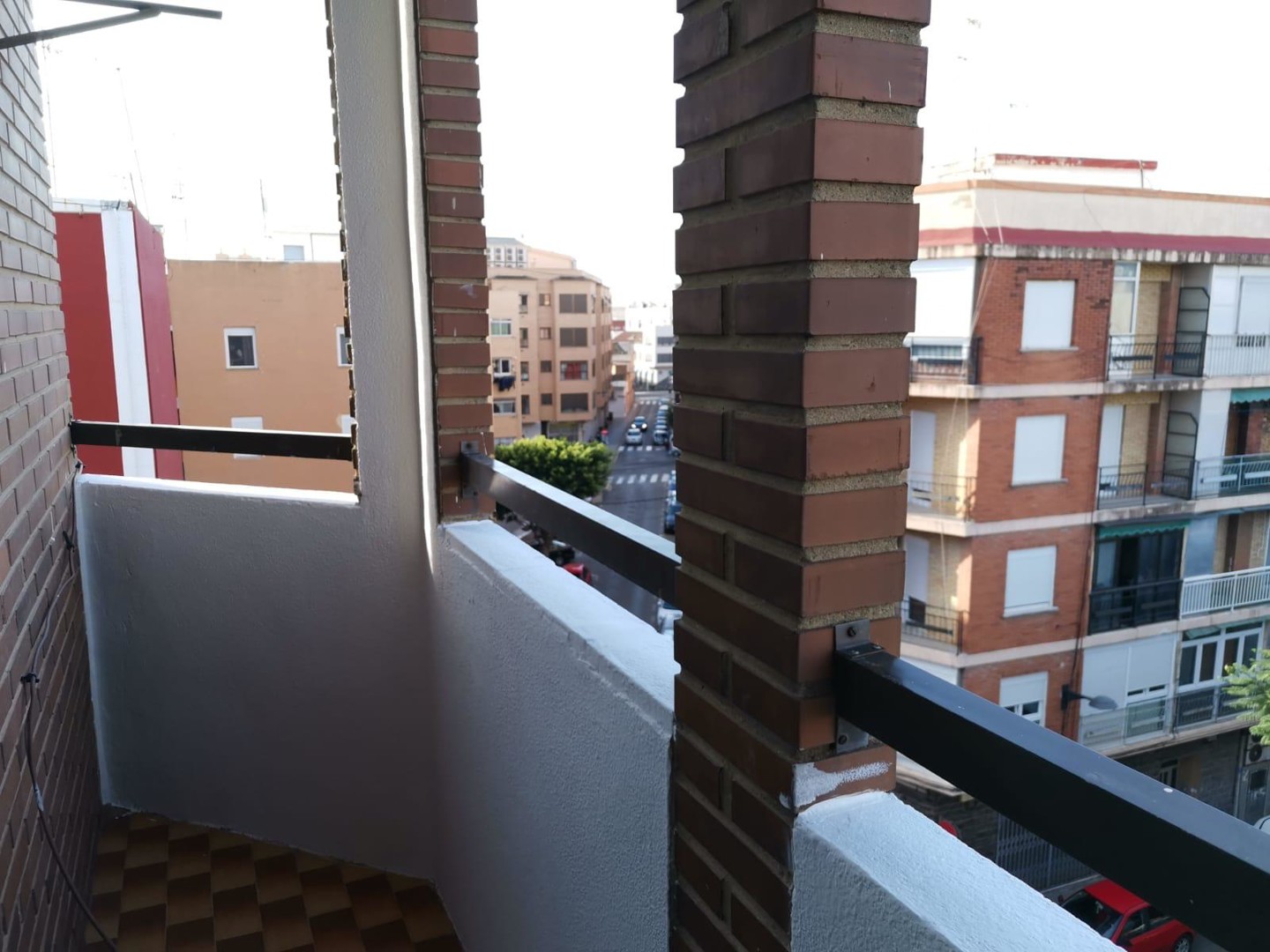 Se alquila magnífico piso de 3 habitaciones y 2 baños (baño y aseo). ideal para quienes buscan amplitud, comodidad y una 3