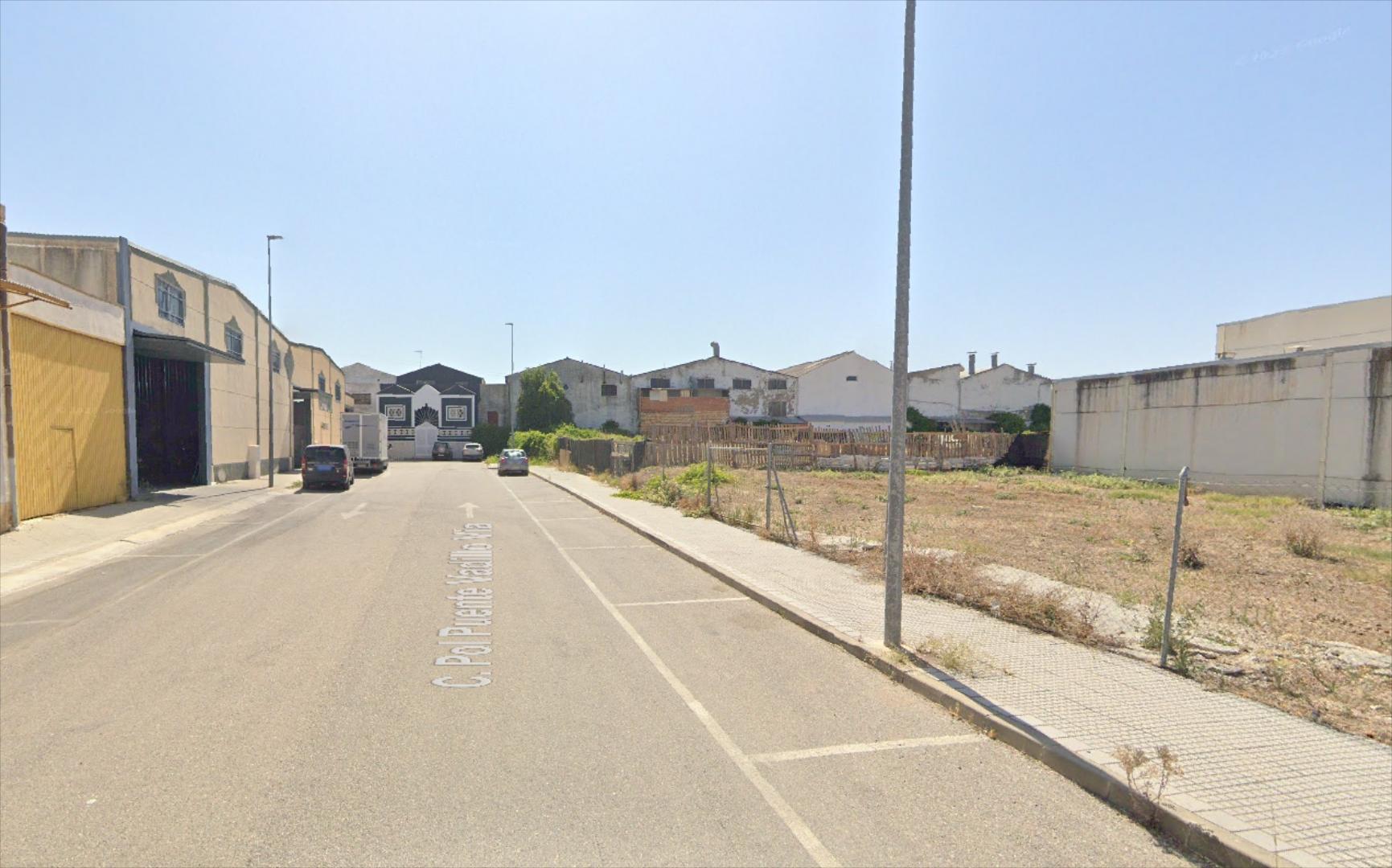 Parcela en Polígono La Viñuela. Tiene una superficie de 568 m2. y 17 m. de fachada a la calle. Suelo urbano consolidado