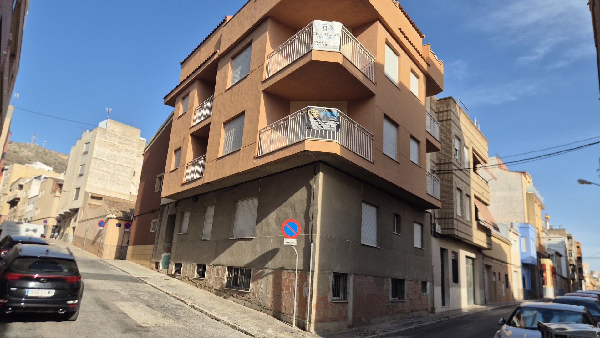 Magnífica oportunidad para estrenar vivienda en una ubicación céntrica de Villena, en **calle Peñicas**, haciendo esquin