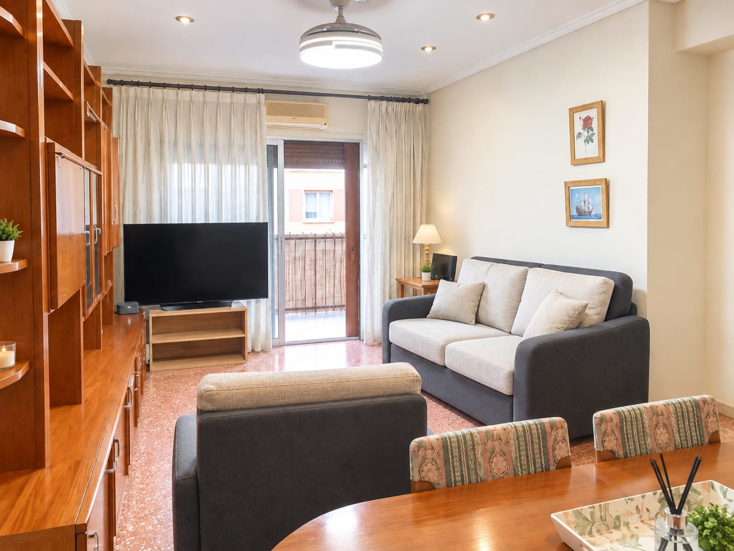 Habitale te ofrece un magnifico piso en una de las mejores zonas de Benicalap.
La vivienda consta de 87 metros cuadrado