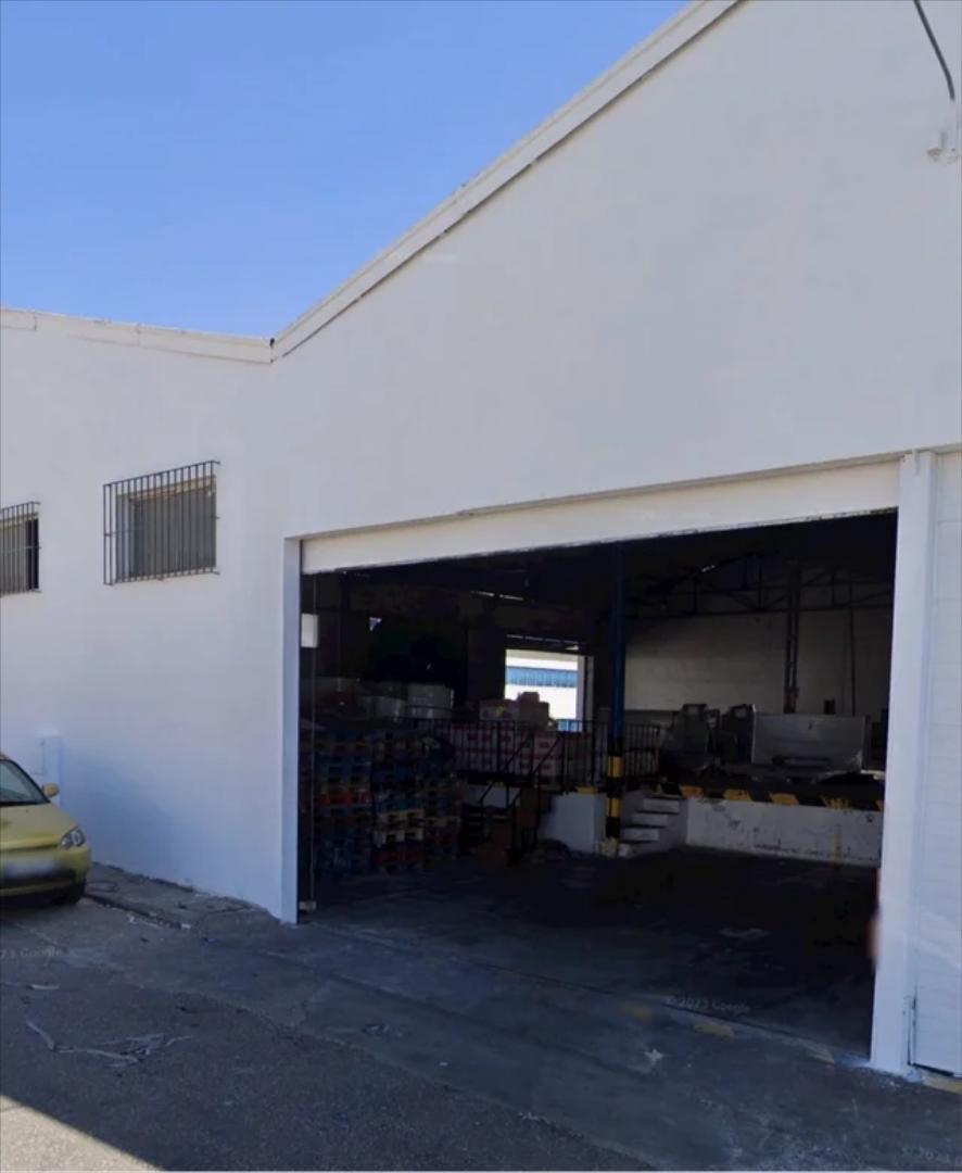 Nave en Polígono Industrial Los Santos. Cuenta con una superficie de 650 m2. Dispone de dos muelles de carga. Nave en es
