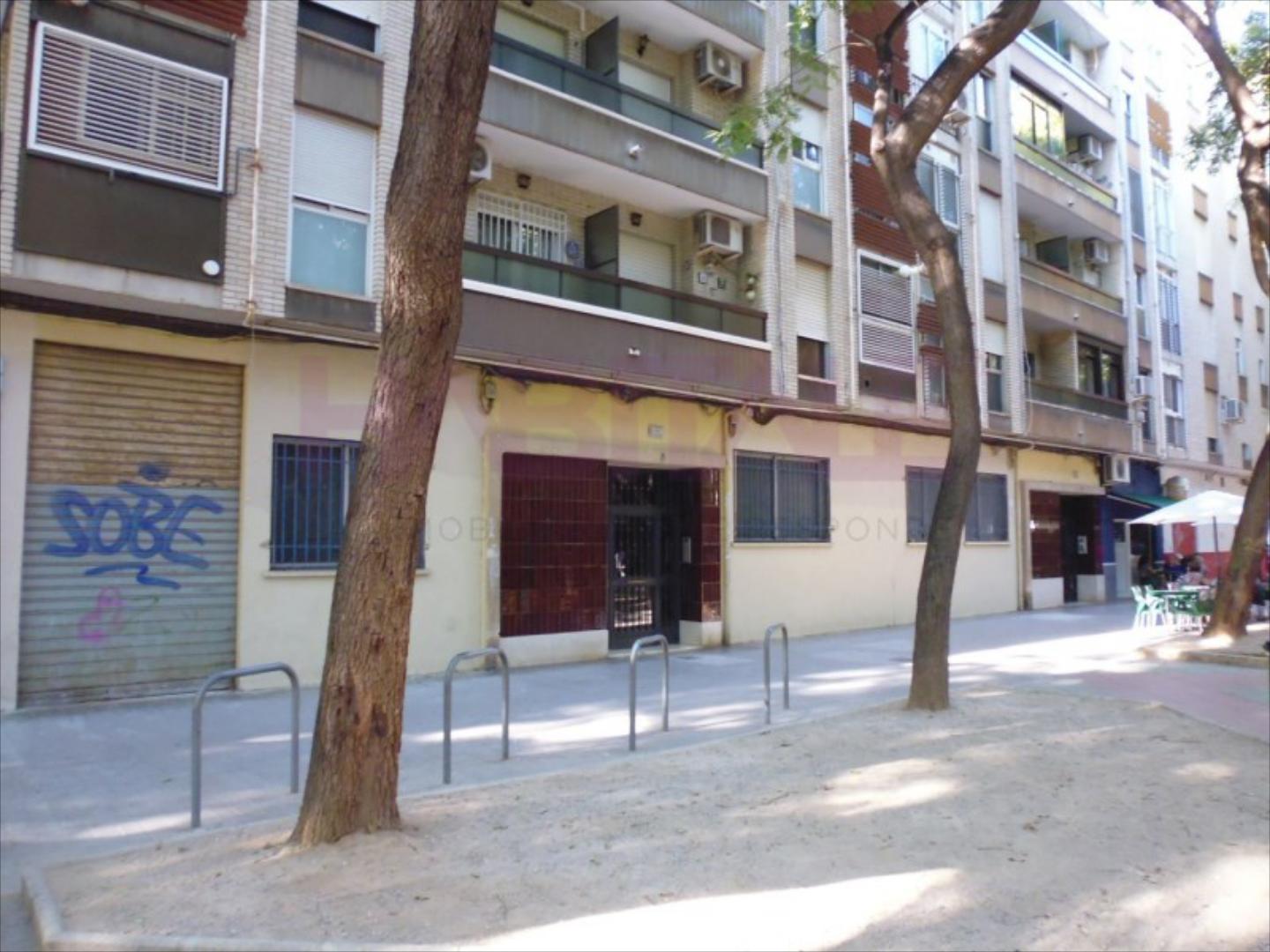 Se alquila local comercial para acondicionar, frente al antiguo Mercadona de la C/ Leones- Av-Puerto, tiene gran fachada