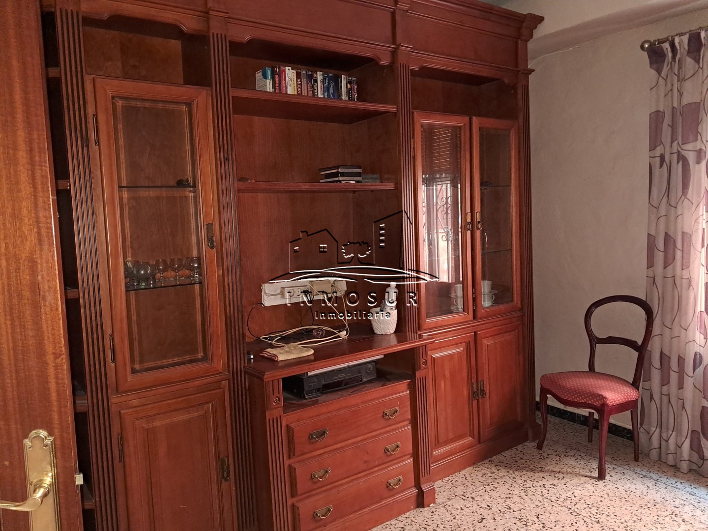 Casa en zona calle Mesón. Cuenta con una superficie construida de 148 m2. Salón-comedor, cocina, aseo y patio. La planta