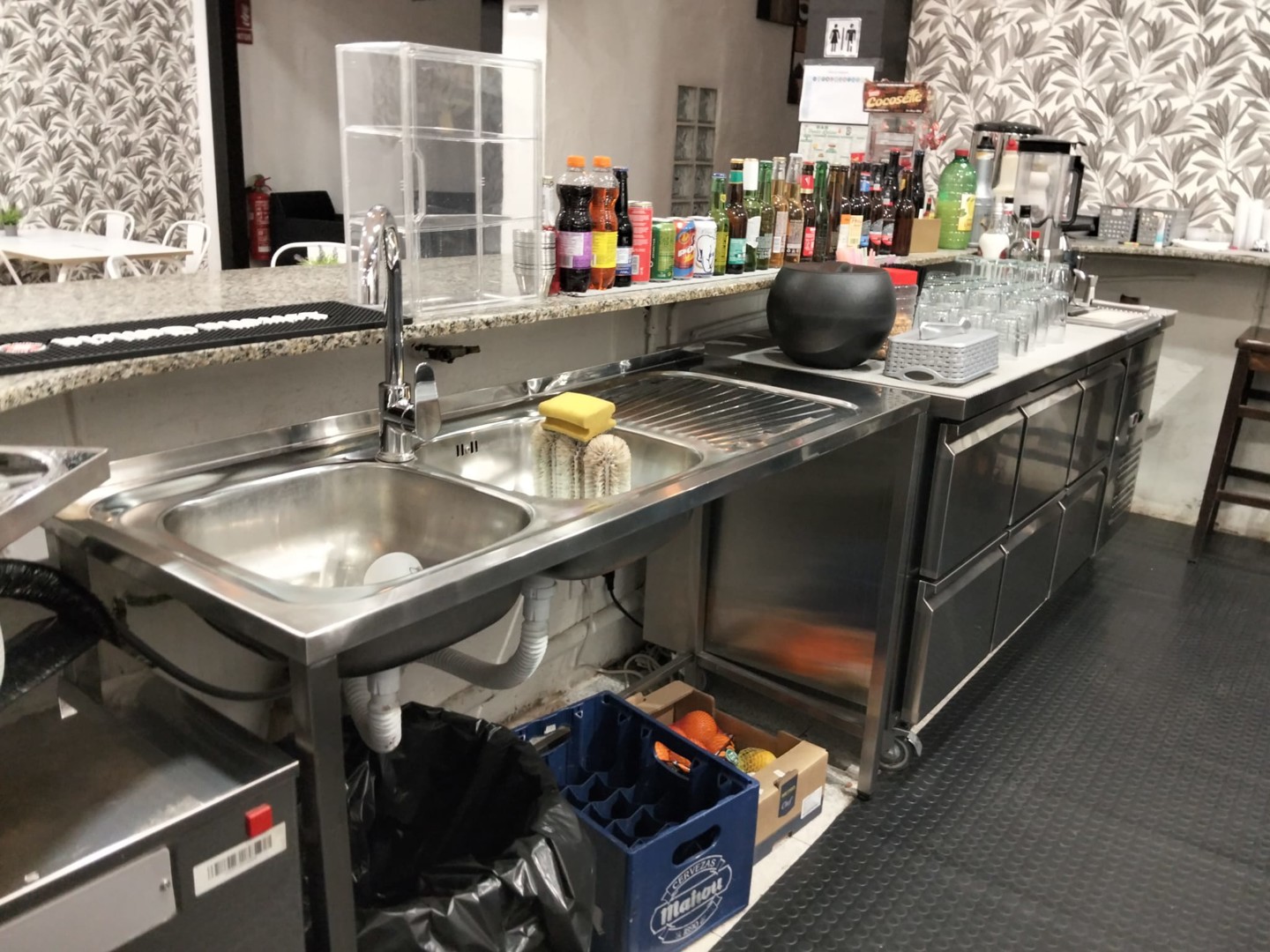 Traspaso bar cafetería totalmente equipada en Picanya, muy cerca al Mercado Municipal.
El local de 170 m2 esta totalmen 5