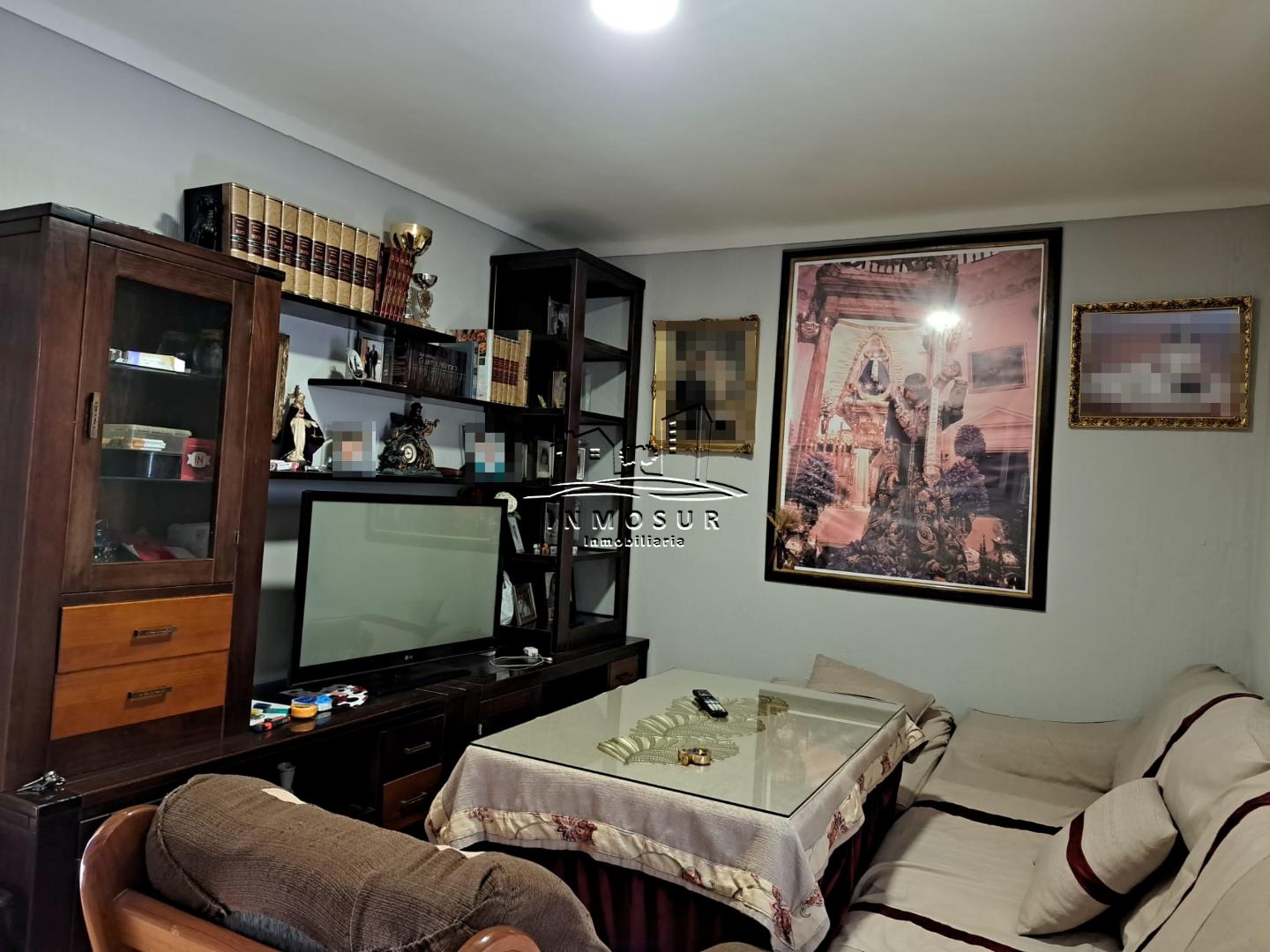 Casa en zona Coso. Cuenta con una superficie de parcela de 157 m2. y una superficie construida de 196 m2., distribuidos