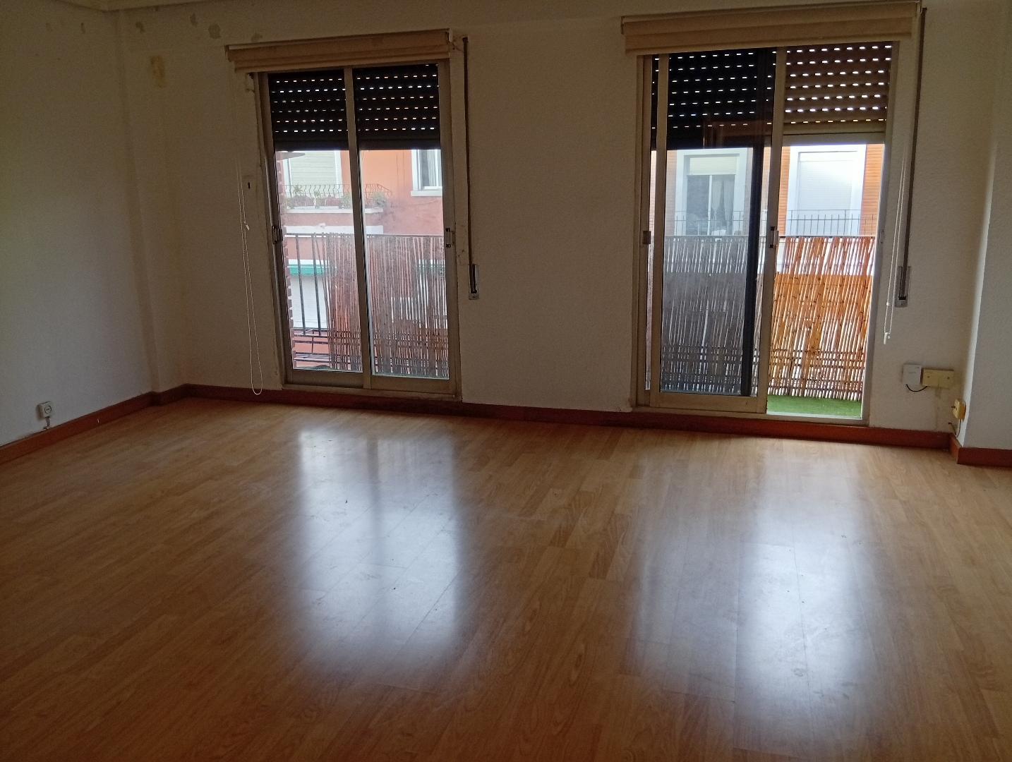 ¡Descubre tu nuevo hogar en este luminoso piso exterior de 89 m², ubicado a menos de 500 metros de Angel Guimerá! Este i