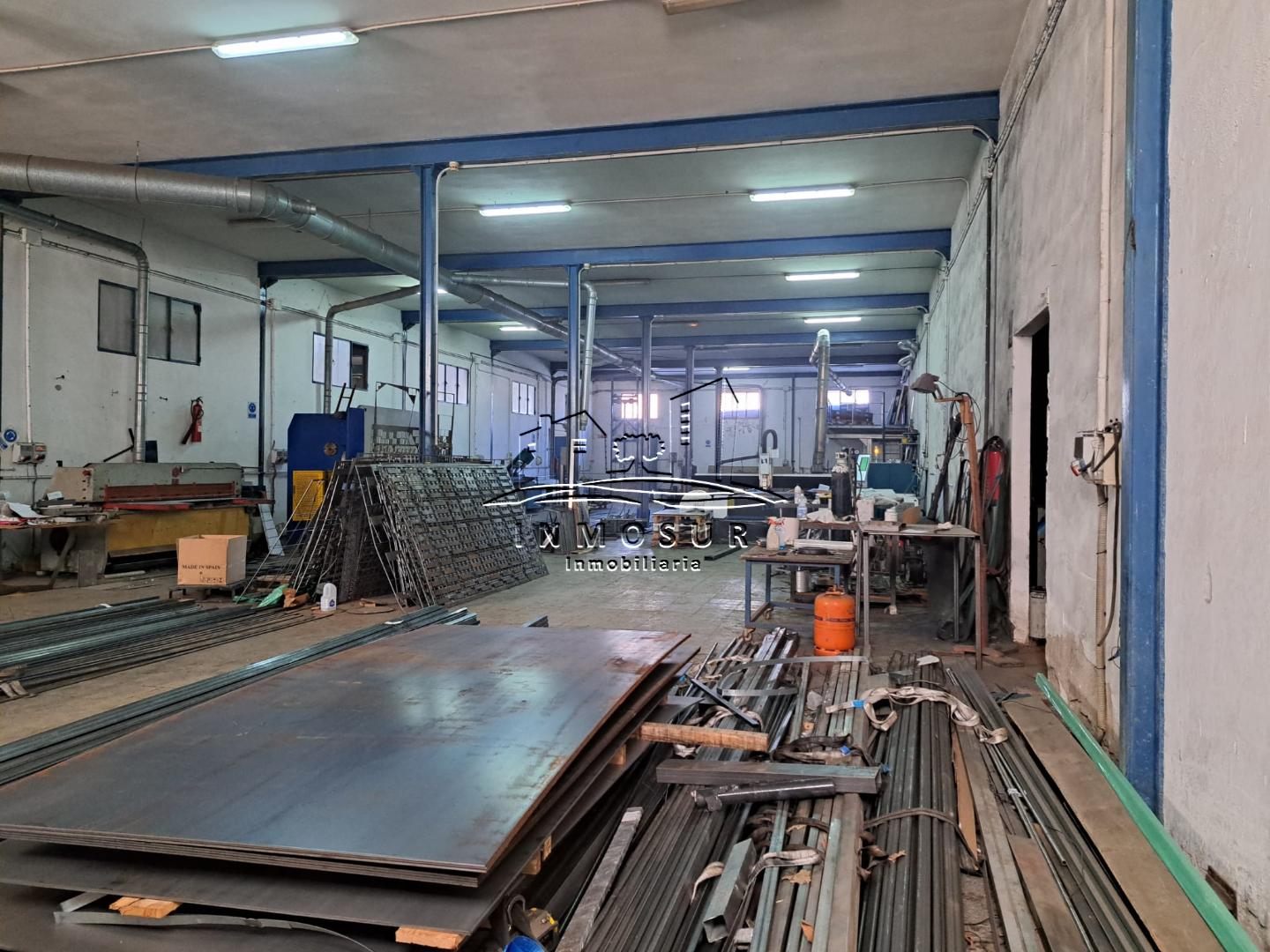 Nave en zona la Torca. Cuenta con una superficie de parcela de 1200 m2. y una superficie construida de 1838 m2., distrib