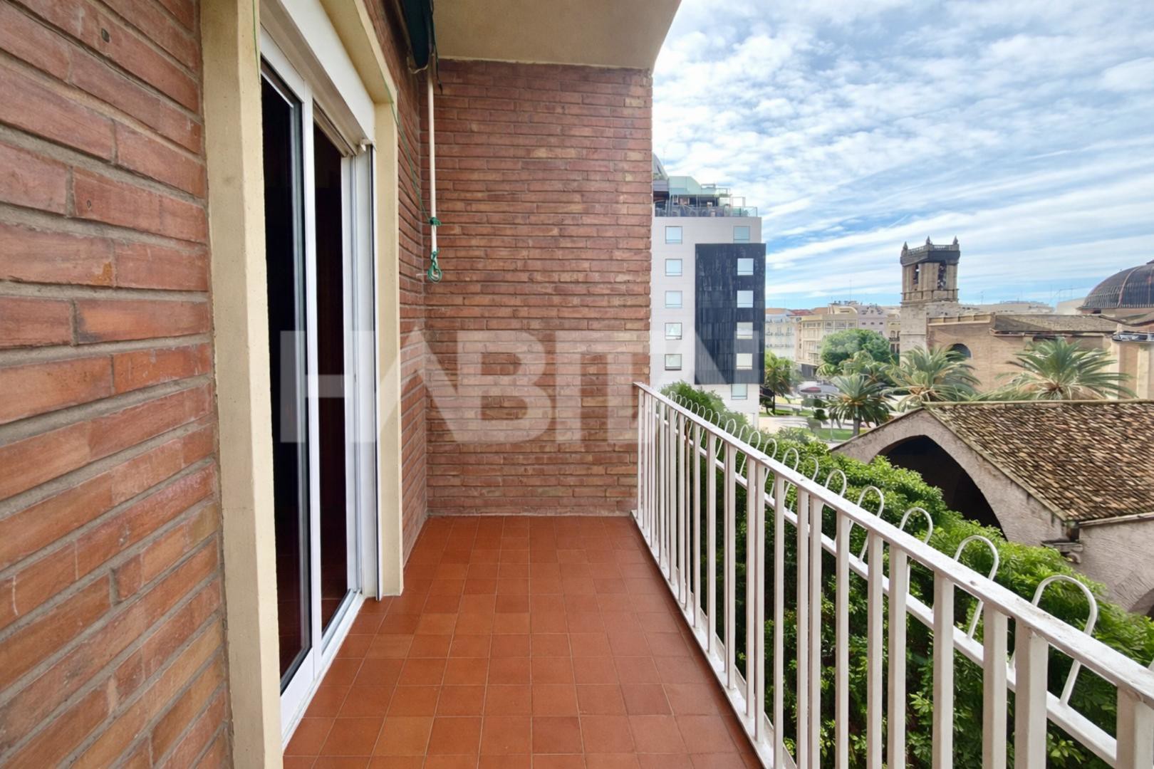 Habitale presenta en exclusiva este amplio y luminoso piso en venta frente al puerto de Valencia, una oportunidad única