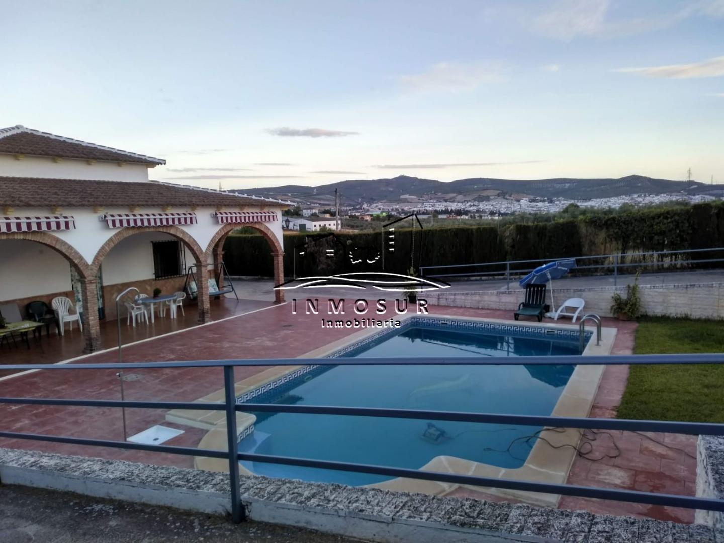 Chalet en zona Vereda de Castro. Cuenta con una superficie de parcela de 2.000 m2. y una vivienda en una planta con 170