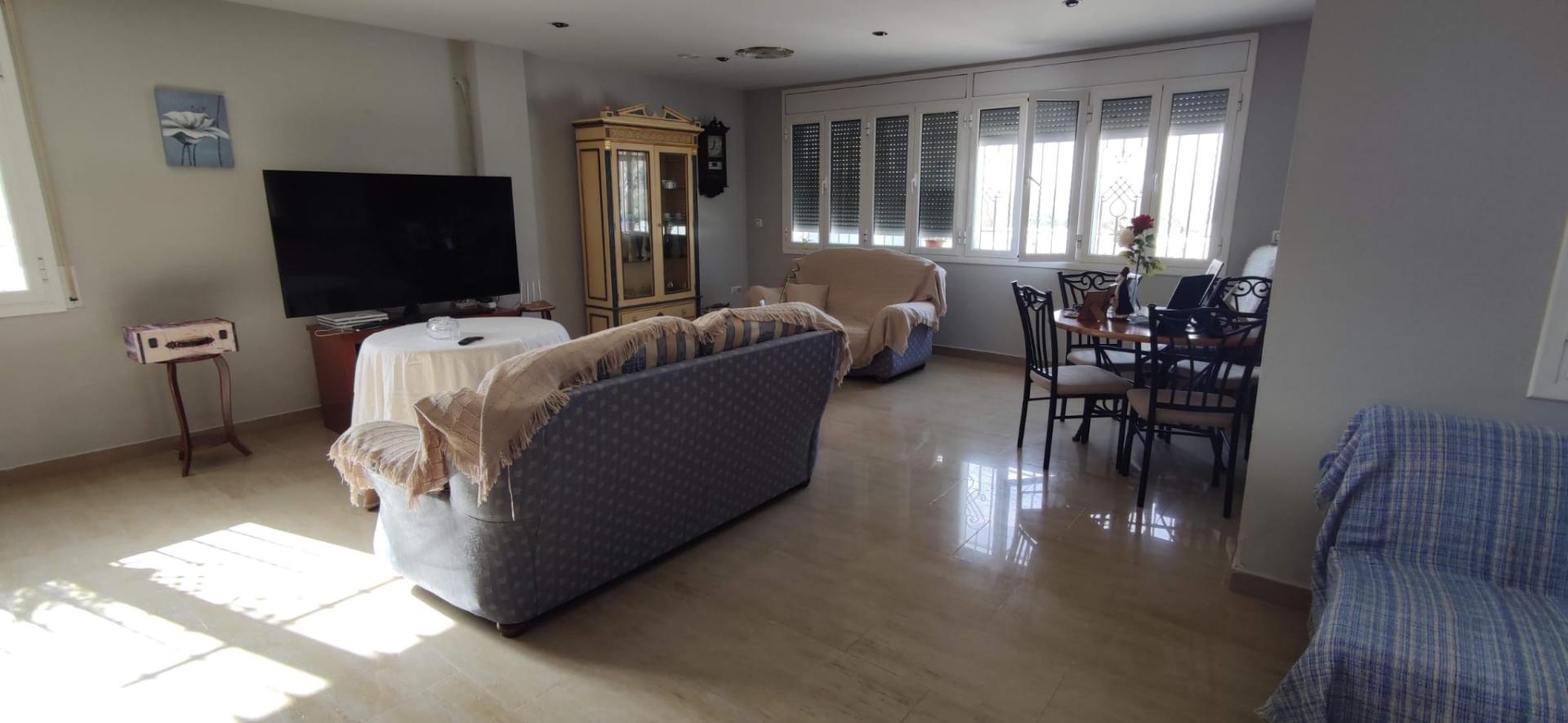 Chalet en zona los Poleares. Cuenta con una superficie de parcela de 2500 m2. y dos viviendas independientes de una plan