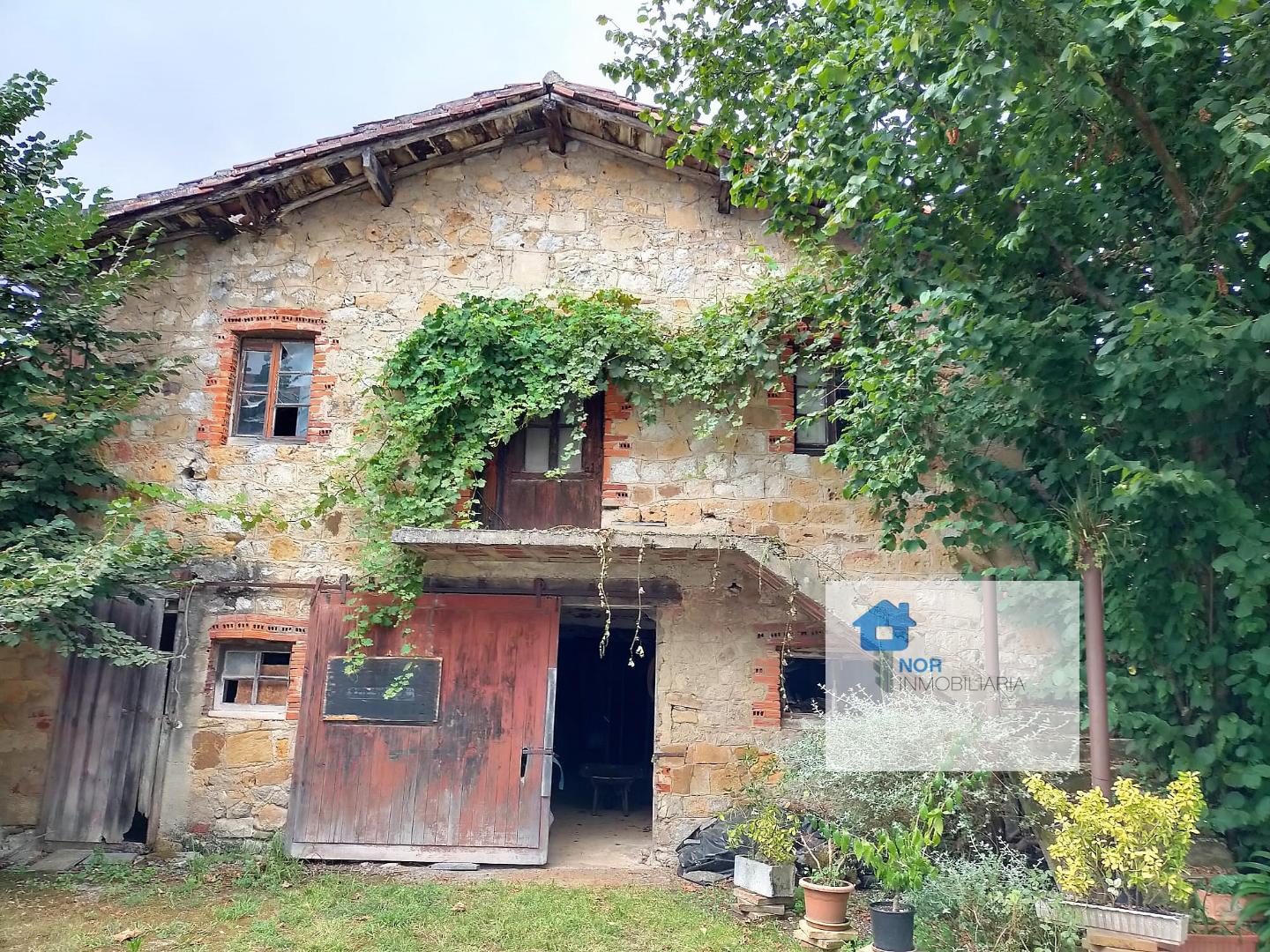 Se vende casa de piedra de 320 m2 construidos en el bonito valle de Liendo, a 40 minutos de Bilbao y Santander, a 10 min