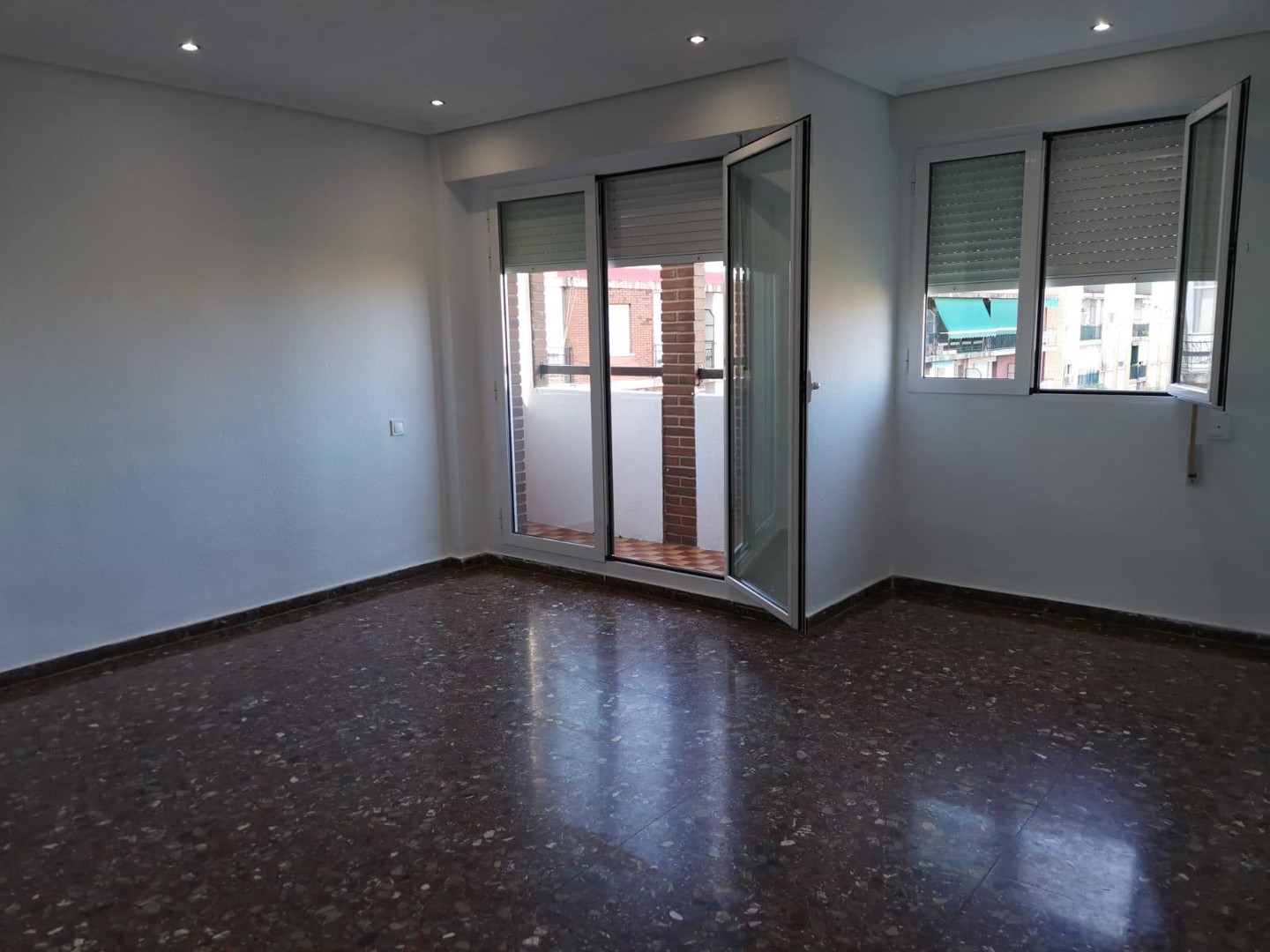 Se alquila magnífico piso de 3 habitaciones y 2 baños (baño y aseo). ideal para quienes buscan amplitud, comodidad y una
