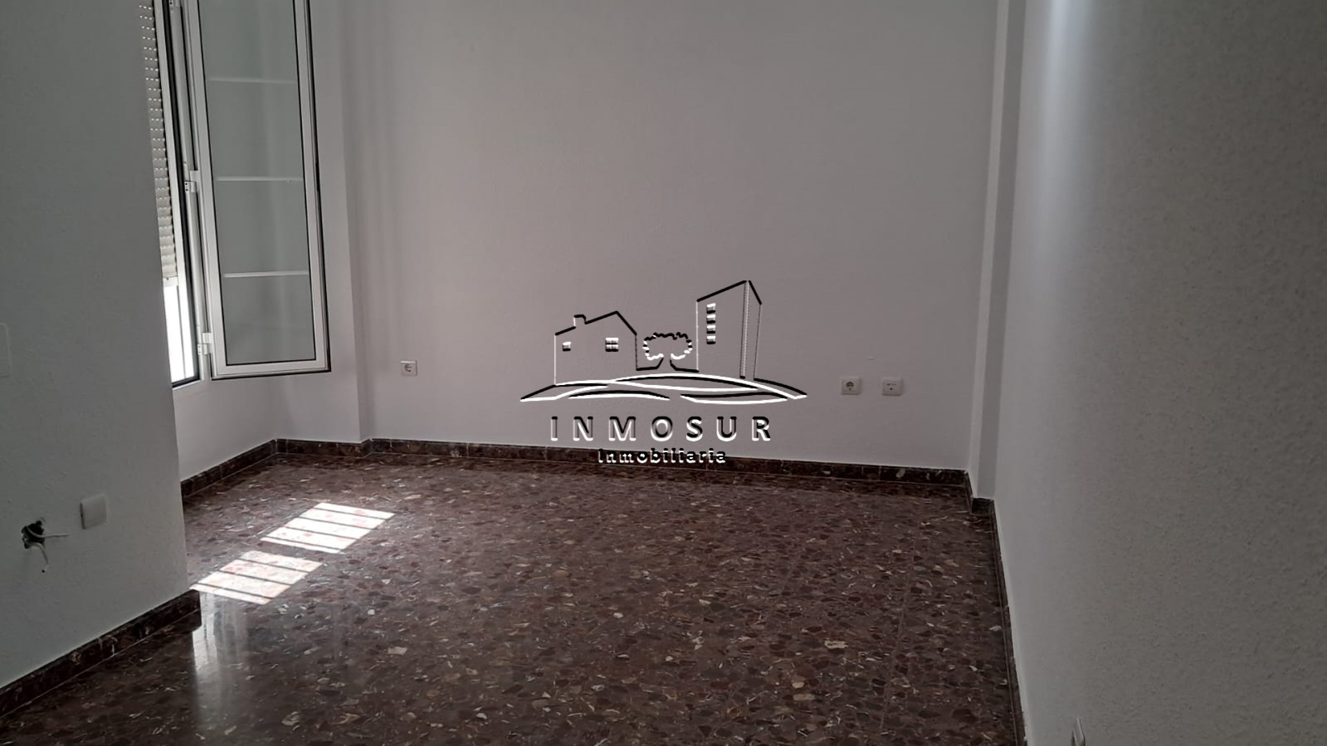 Piso en planta baja en zona calle Pajarillas. Cuenta con recibidor, salón-comedor, cocina, cuarto de baño, dos dormitori
