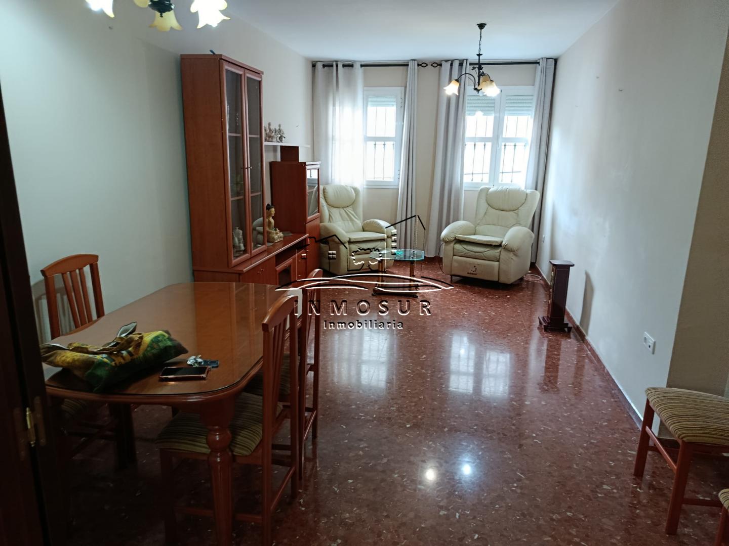 Piso en planta baja en zona Parque. Cuenta con recibidor, salón-comedor, cocina amueblada, lavadero, dos cuartos de baño