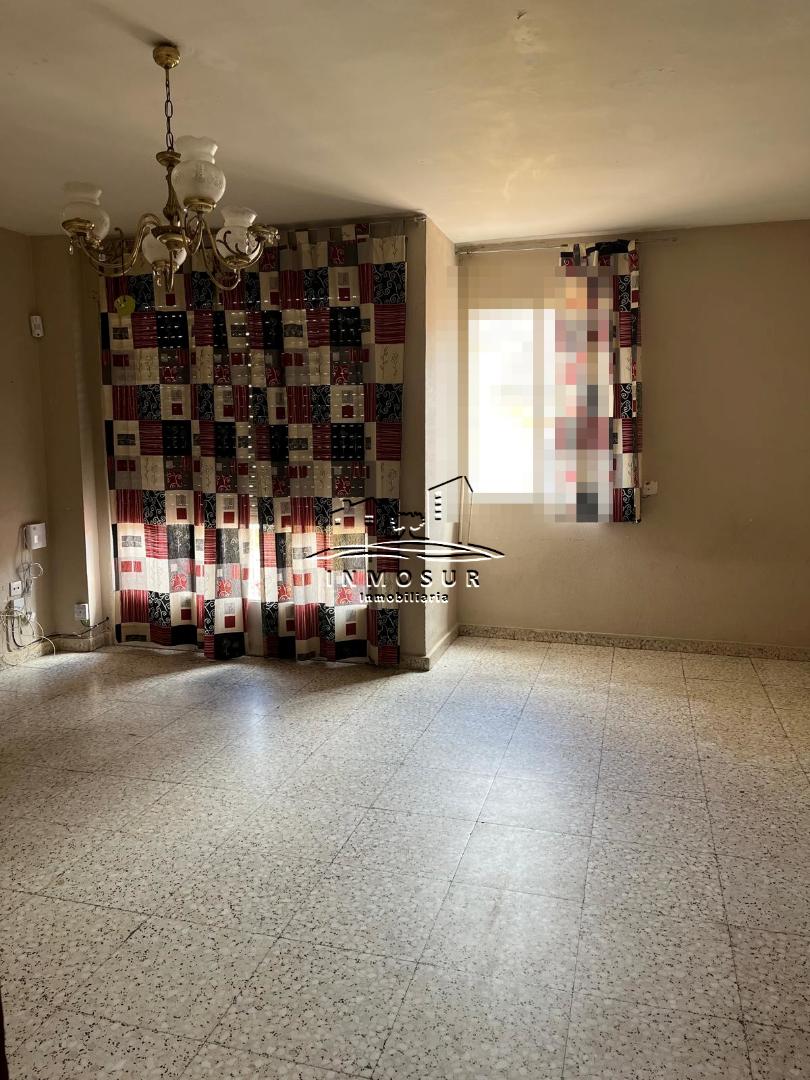 Piso en zona calle San Francisco. Cuenta con recibidor, salón-comedor con terraza a la calle, cocina, lavadero, cuarto d