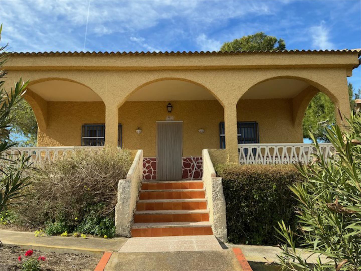 1. chalet de una planta con 3 dormitorios, cocina amplia y equipada con cocina a gas butano, lavadora, microondas, calen