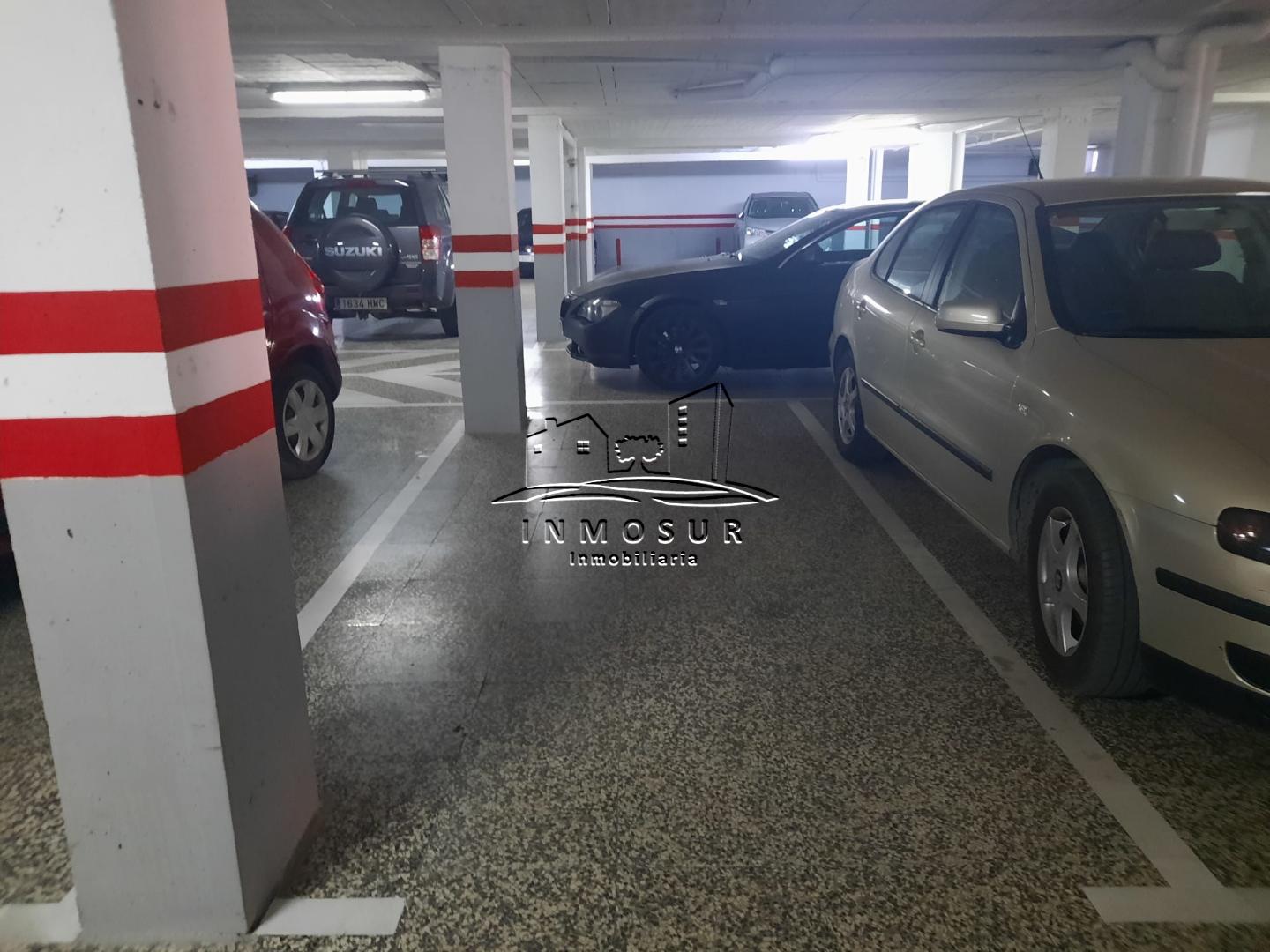 Cochera en zona calle Maquedano para coche mediano. Fácil maniobrabilidad.