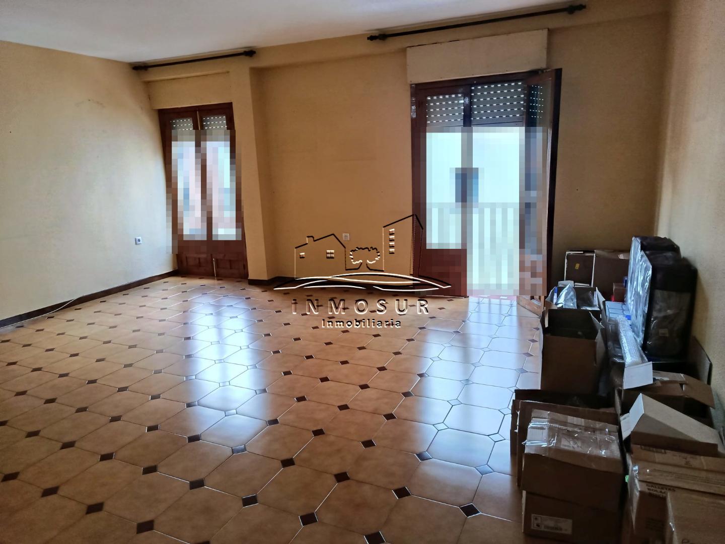 Pîso muy céntrico en zona calle San Pedro. Cuenta con recibidor, salón-comedor con dos balcones a la calle, una amplia c