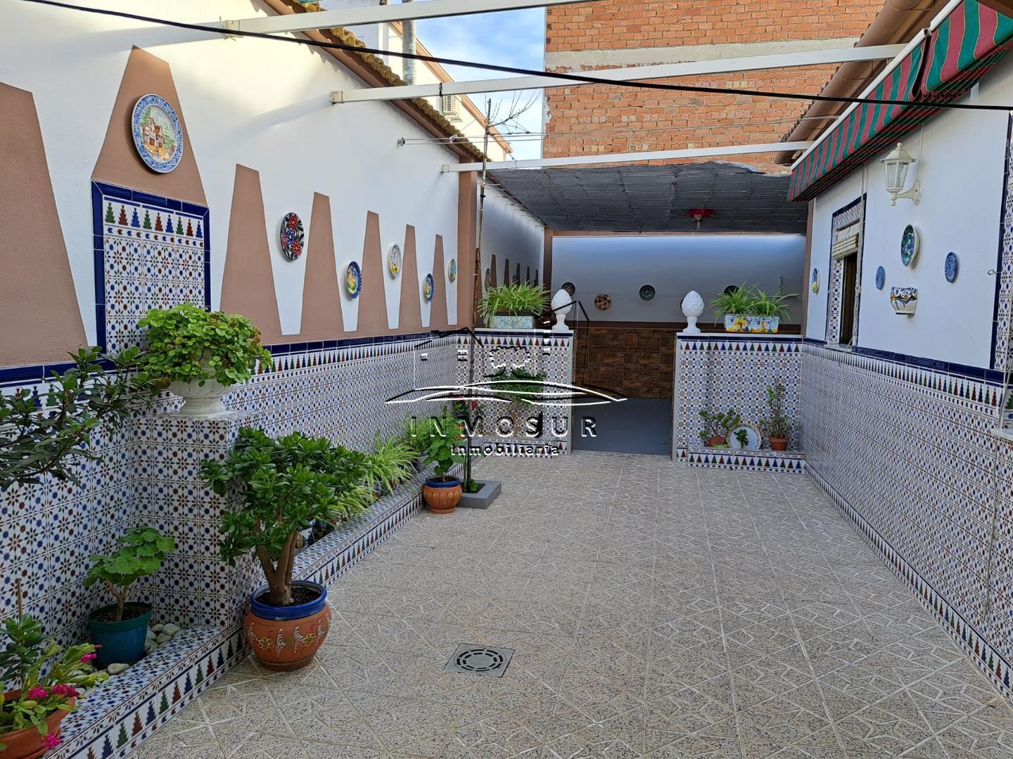 Casa en Navas del Selpillar. Cuenta con una superficie de parcela de 224 m2. y una superficie construida de 166 m2. La v