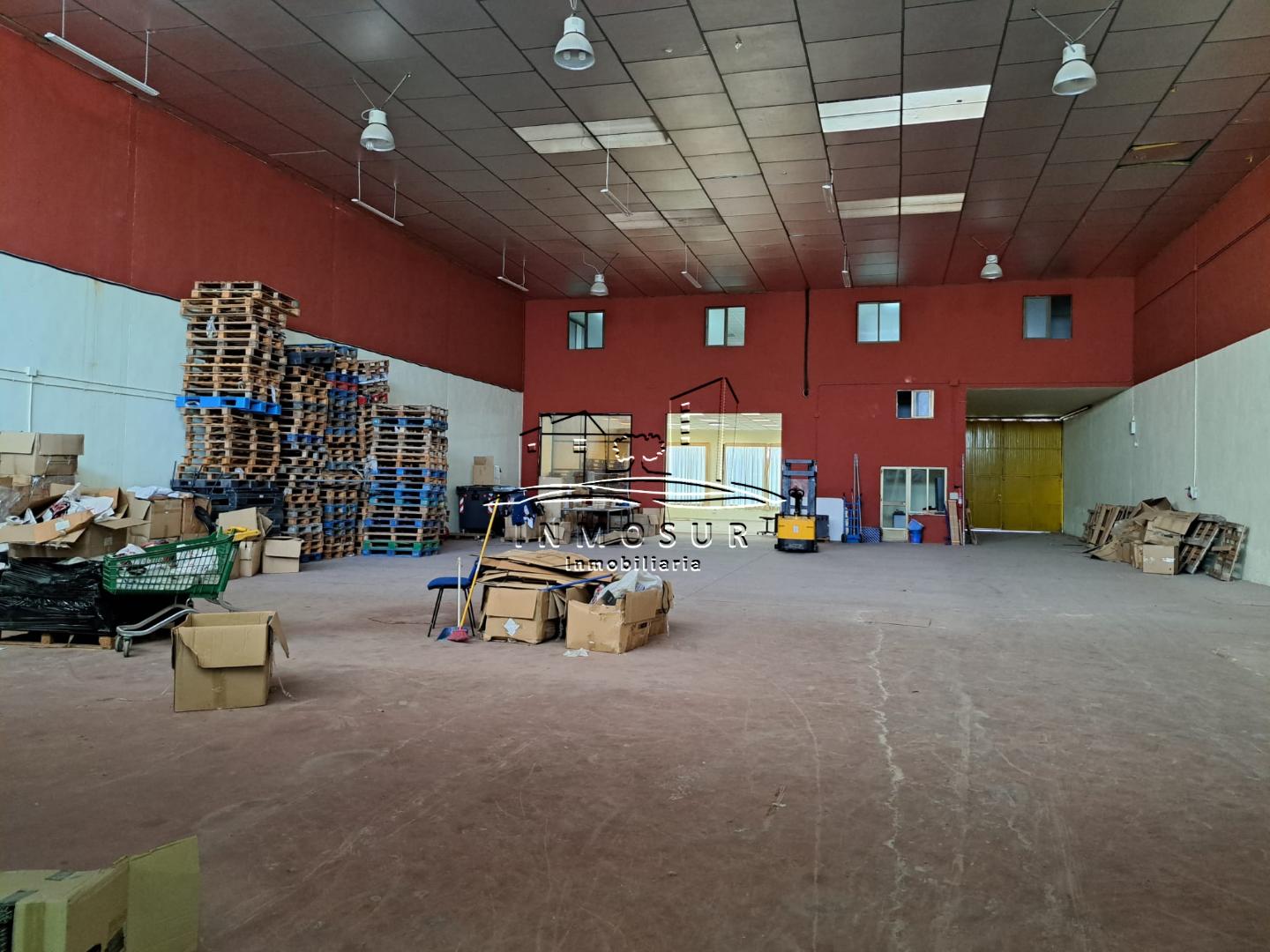 Nave-exposición en Bulevar los Santos. Cuenta con una superficie de solar de 866 m2. y una superficie construida de 932