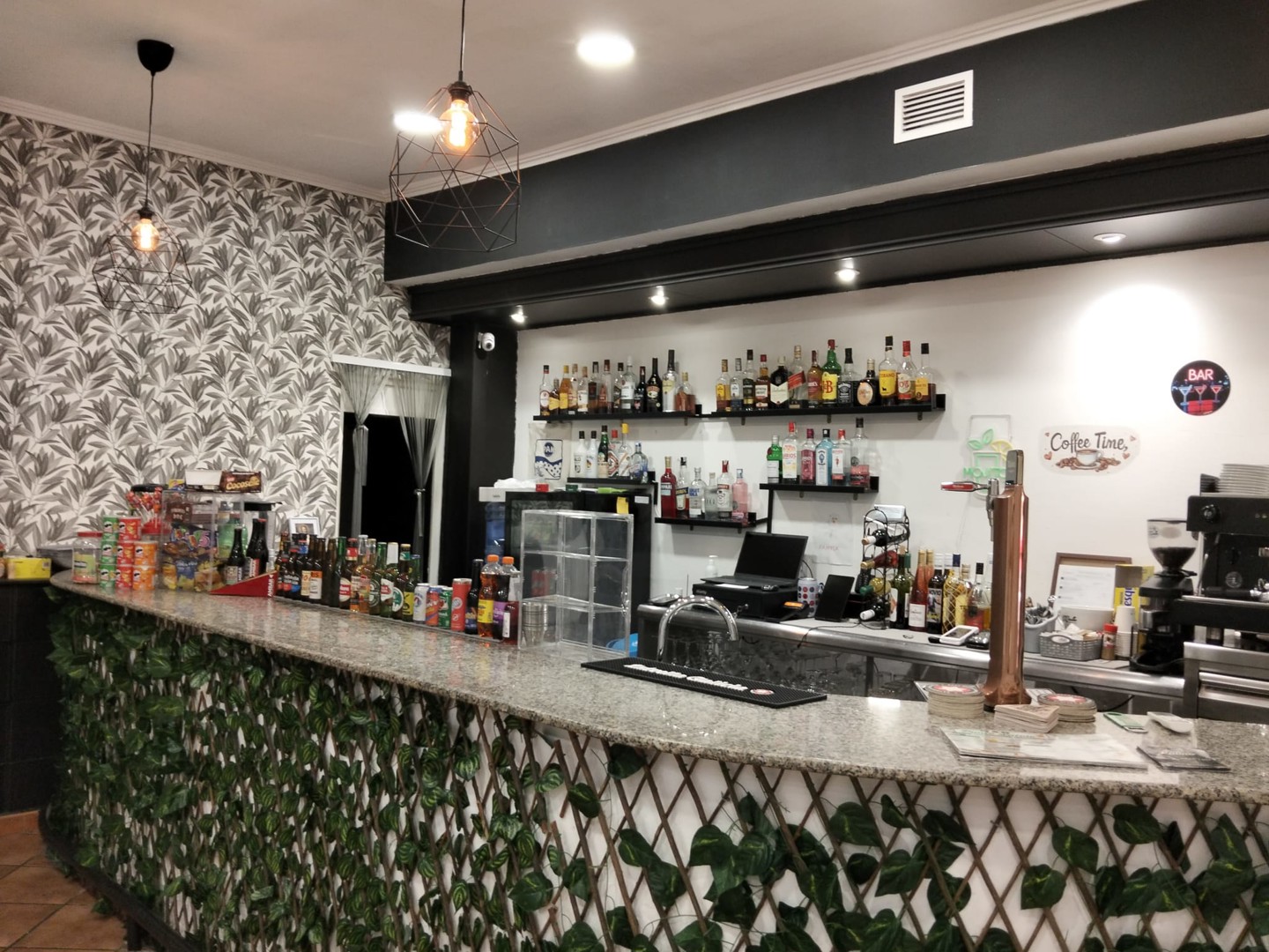 Traspaso bar cafetería totalmente equipada en Picanya, muy cerca al Mercado Municipal.
El local de 170 m2 esta totalmen 3