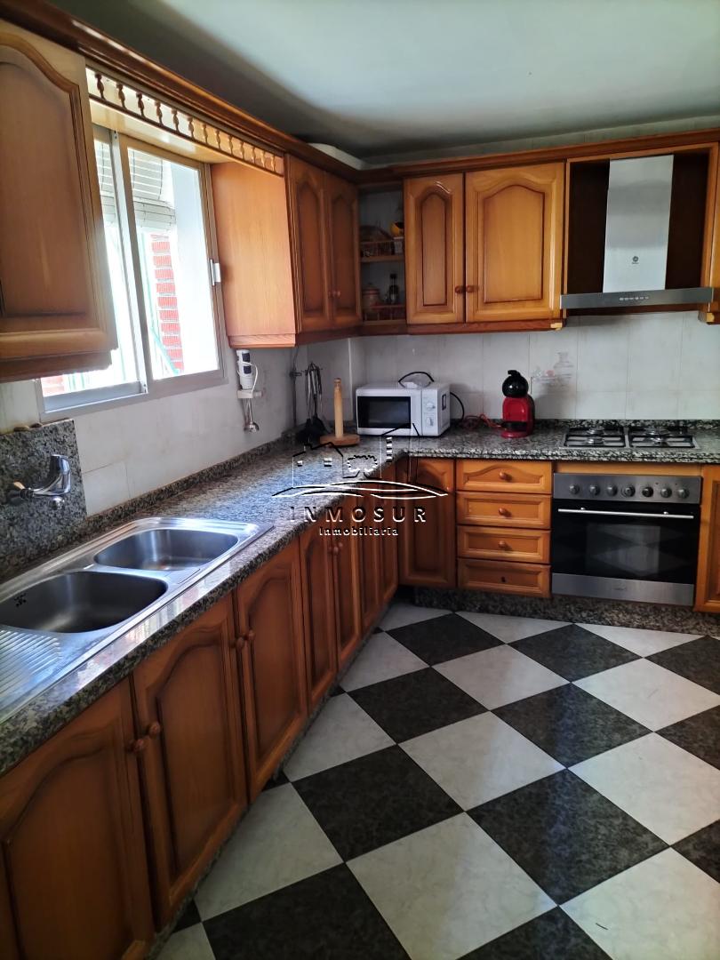 Casa en zona calle Mesón. Cuenta con una superficie de parcela de 215 m2. y una superficie construida de 203 m2., distri
