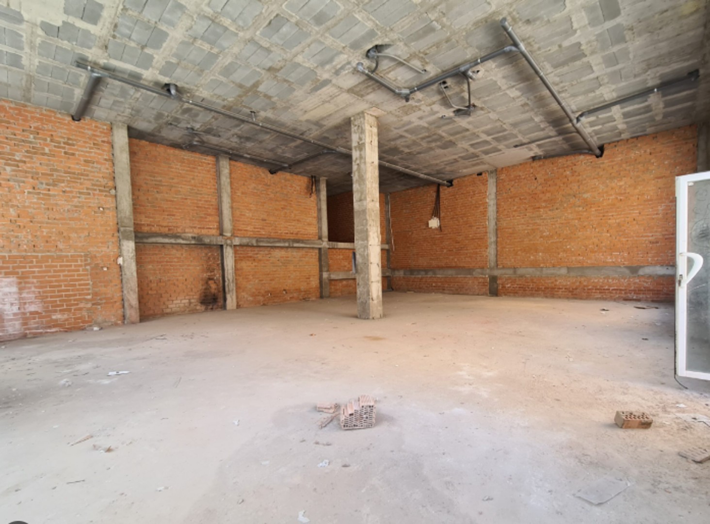 Se alquila local comercial en Riba-roja
Se encuentra diáfano
Toma de agua y luz disponible
Cuenta con 100m
