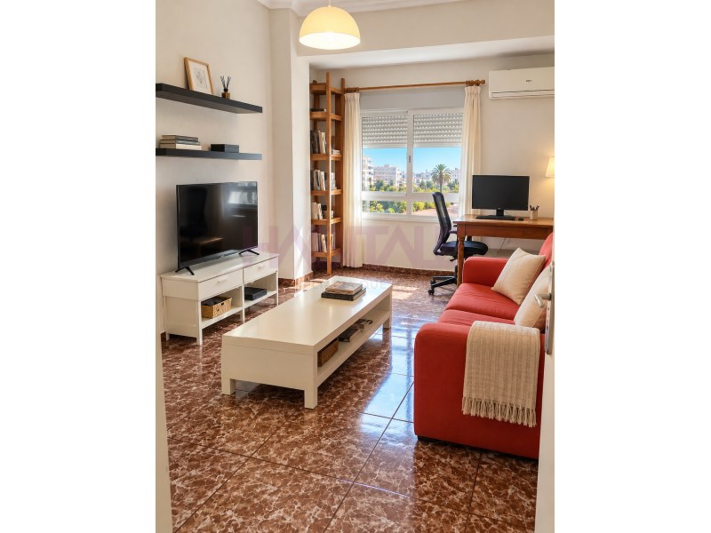 Oportunidad única frente a los Jardines de Viveros
Se vende acogedor piso de 81 m² en la tranquila Calle Abejuela, alqui