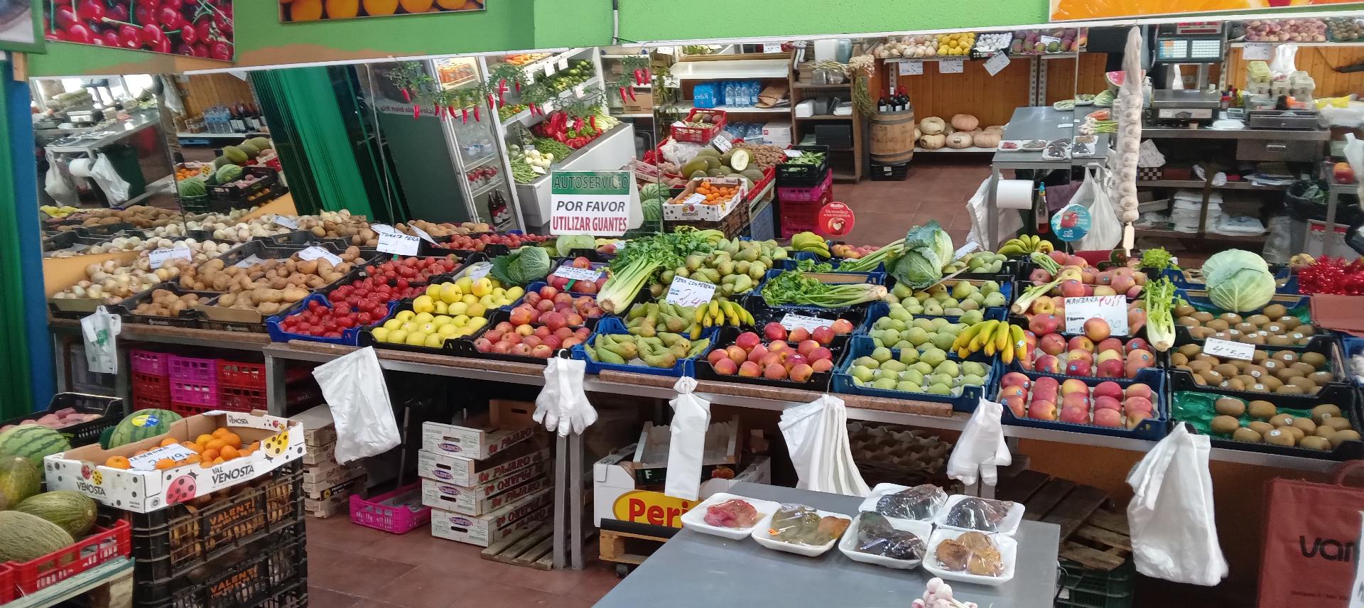 Se traspasa negocio de venta de frutas y verduras. Equipado, cámara frigorífica, 1 aseo, almacén. LIcencia de actividad