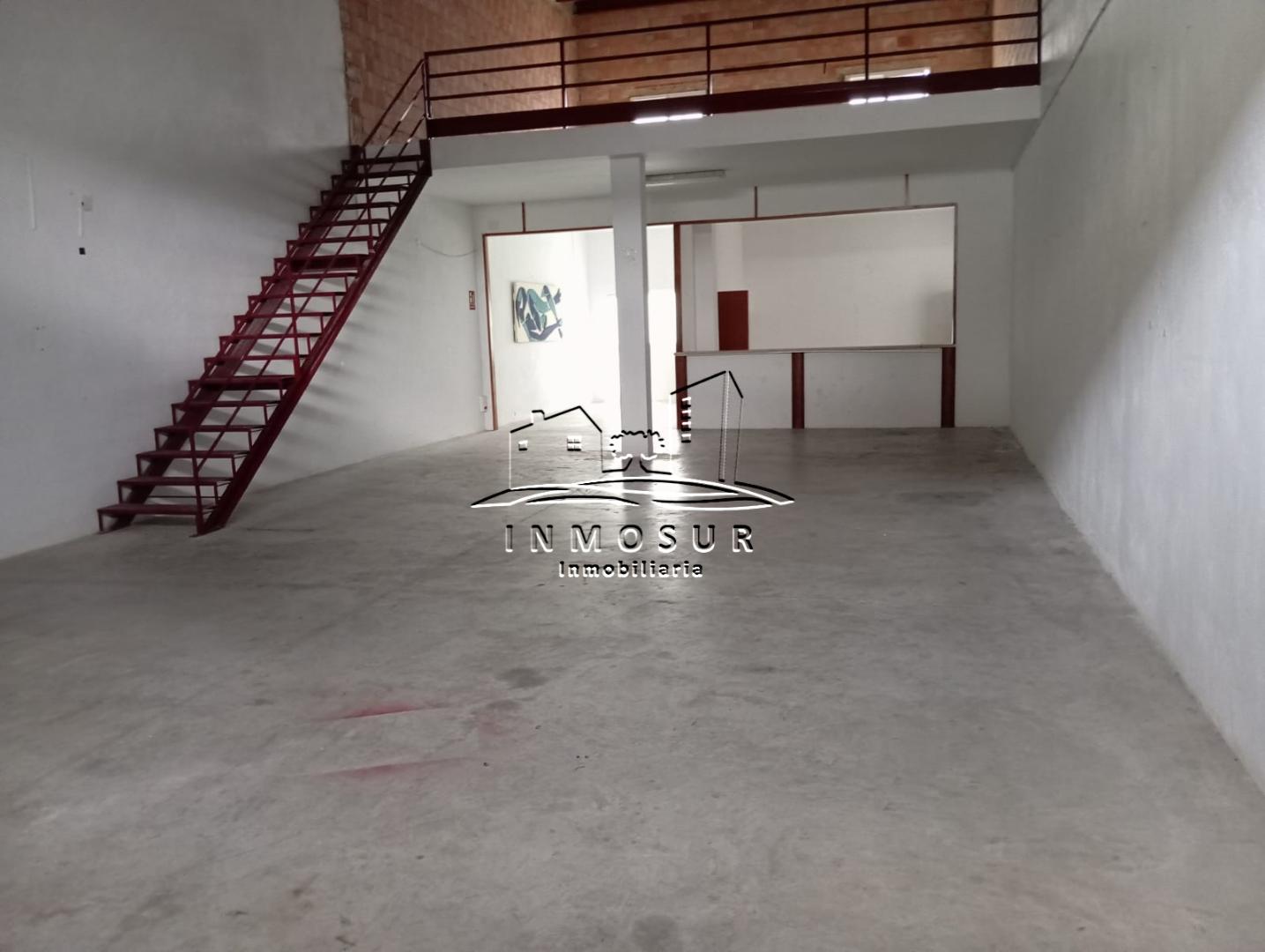 Nave en Polígono Pilar de la Dehesa. Cuenta con una superficie de 300 m2., distribuidos en una planta baja de 200 m2. y