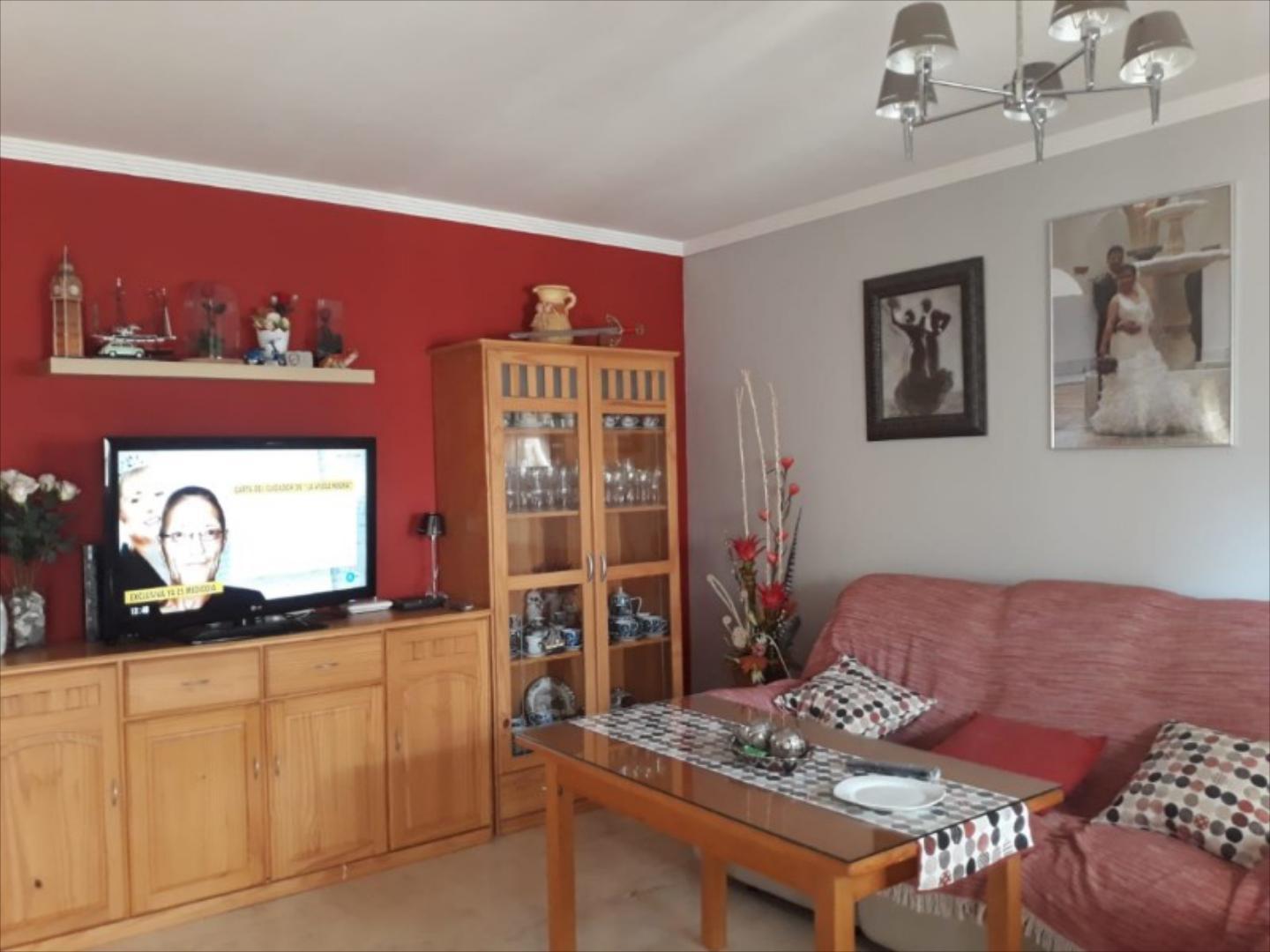 Ático con un amplio salón-comedor, cocina amueblada, dos cuartos de baño completos, tres dormitorios cada uno de ellos c