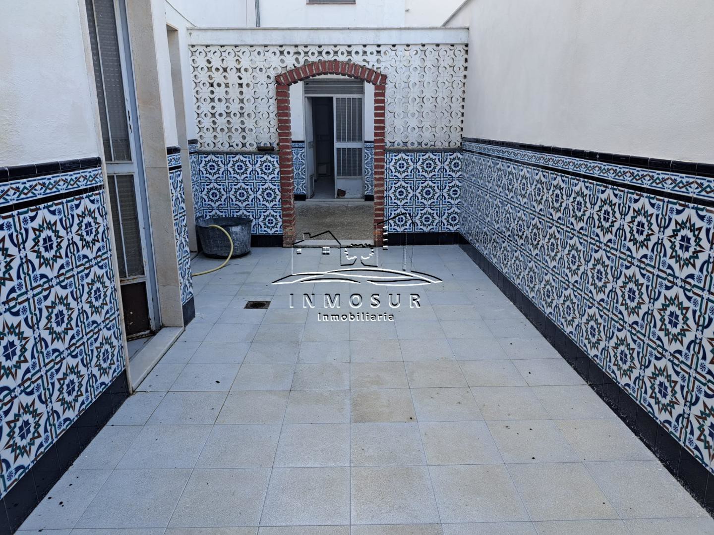 Casa en zona calle Juan Blázquez. Cuenta con una superficie de parcela de 118 m2. y una superficie construida de 160 m2.