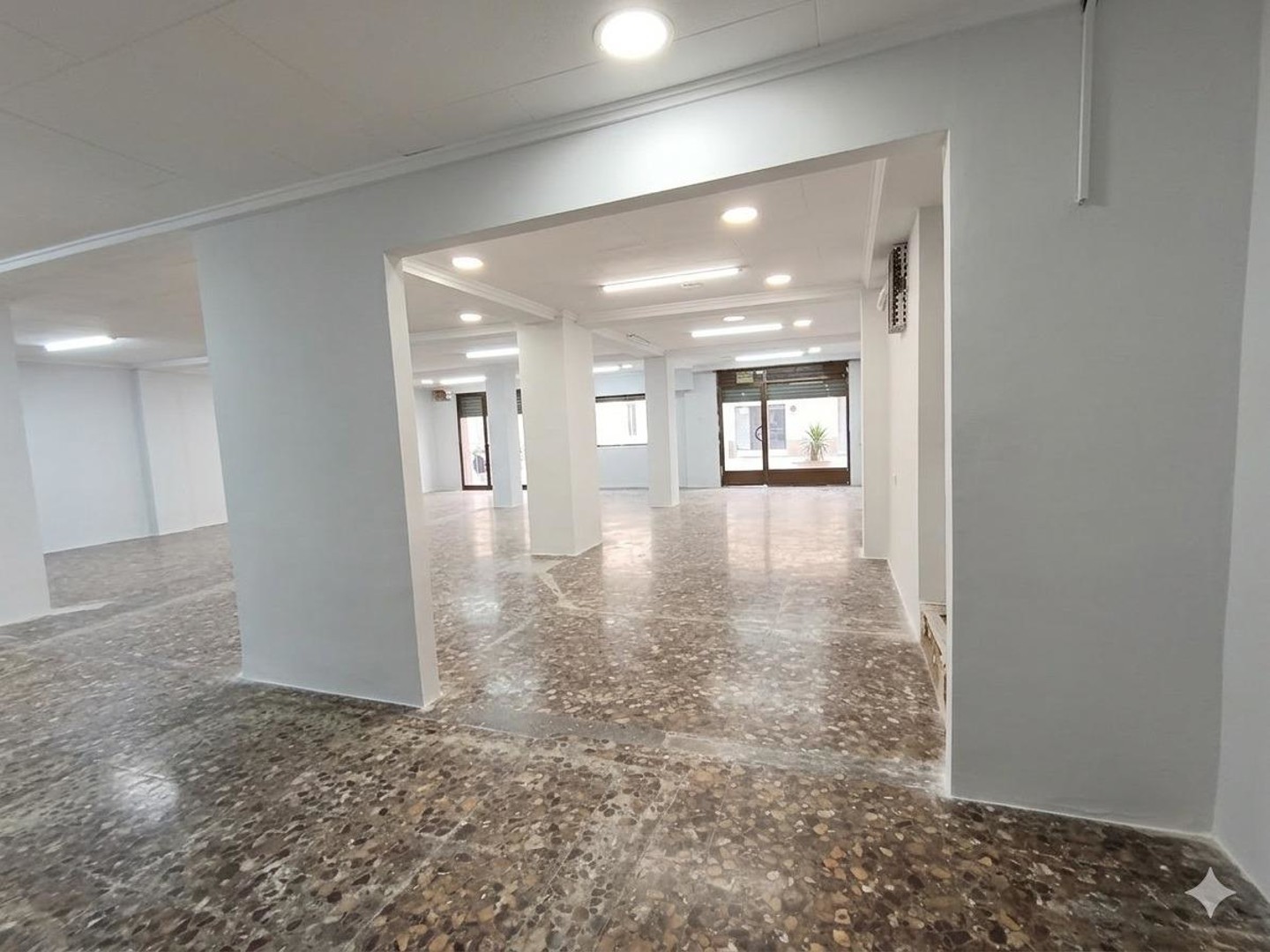 Oportunidad única de alquiler en Mislata, donde se encuentra este amplio local comercial ideal para cualquier tipo de ne