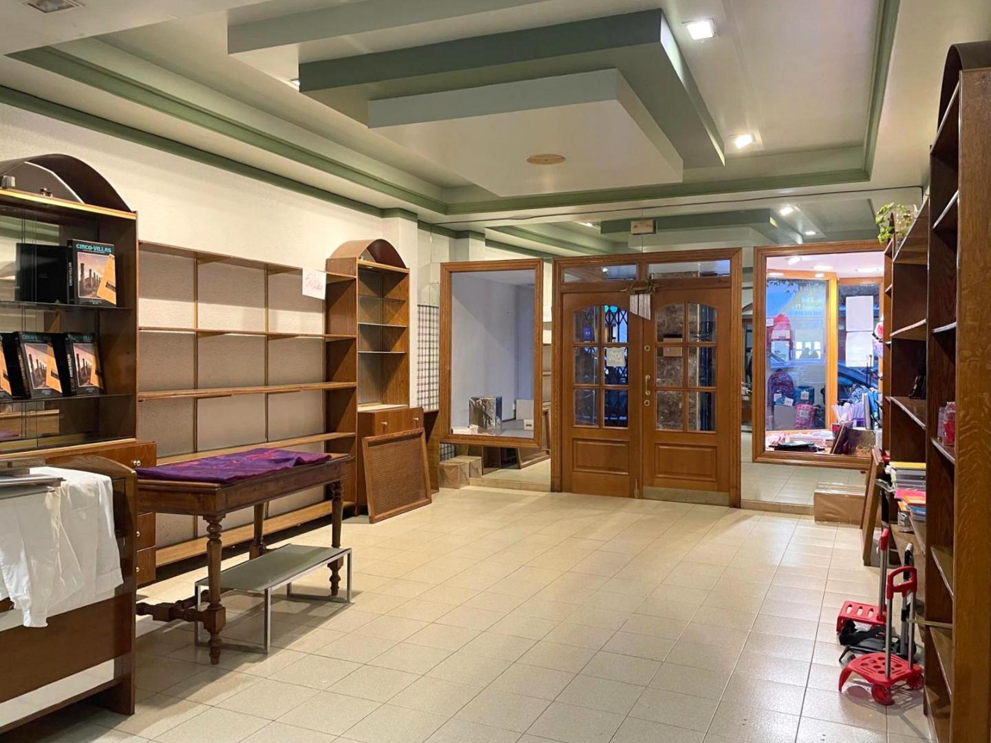¿Buscas el escaparate definitivo para tu negocio? Te presentamos este espectacular local a pie de calle situado en la co