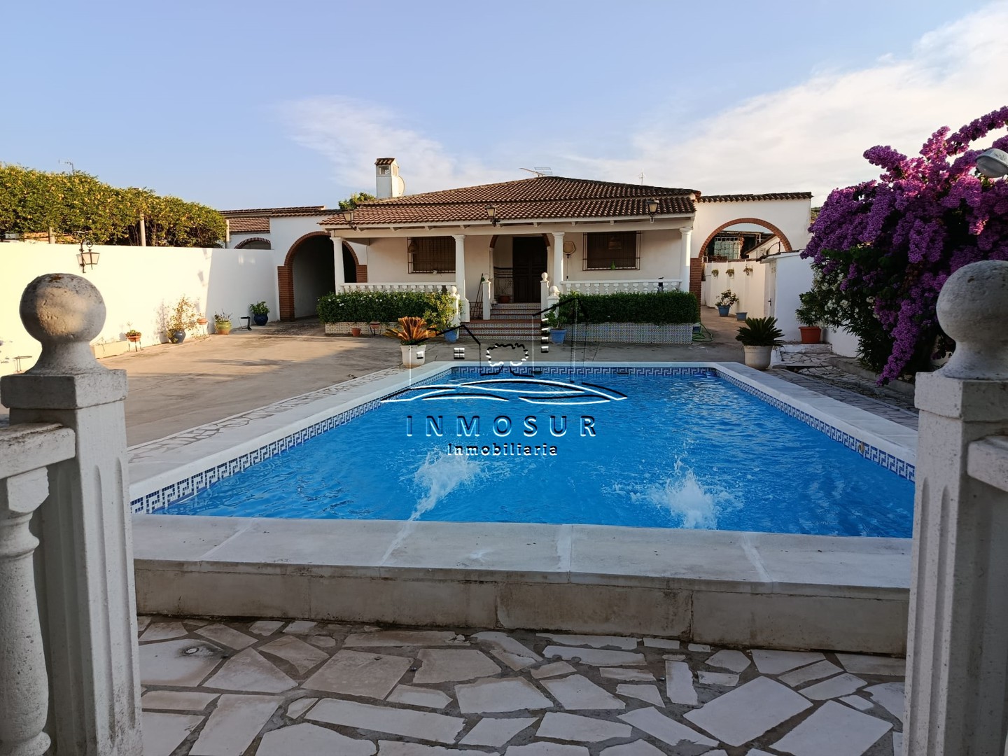 Chalet en zona Contadero. Cuenta con una superficie de parcela de 1.000 m2. y dispone de una vivienda en una planta con