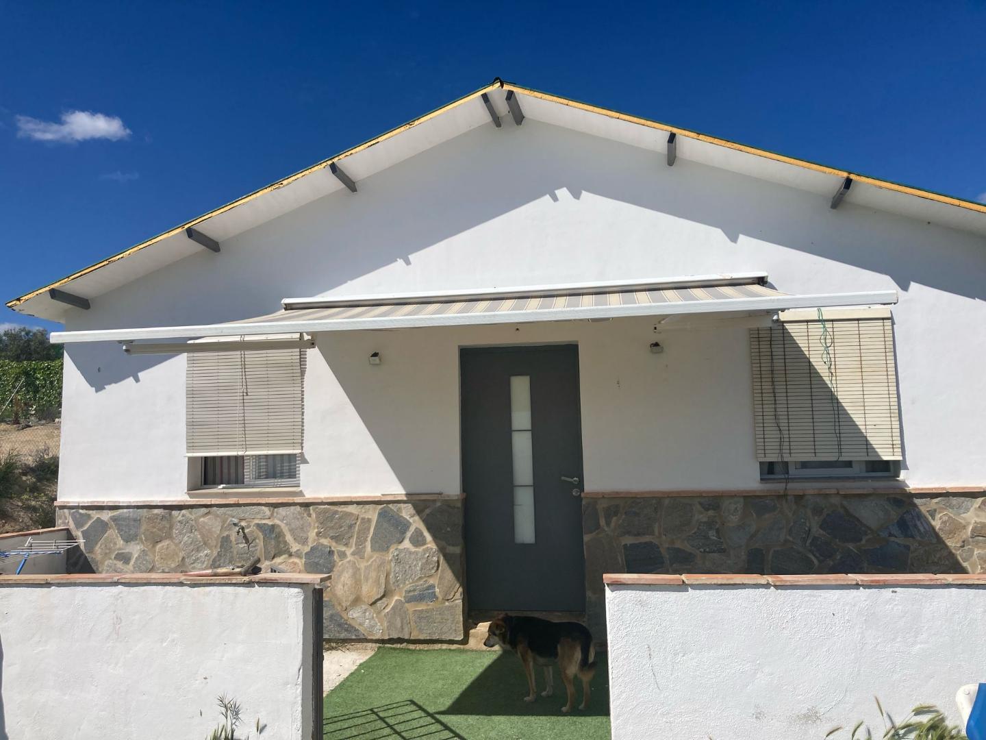 Casa en Campo de Aras, zona Cristo Marroquí. Parcela de 1.700 m2 y dos construcciones. Tiene una casa pequeña de 50 m2.