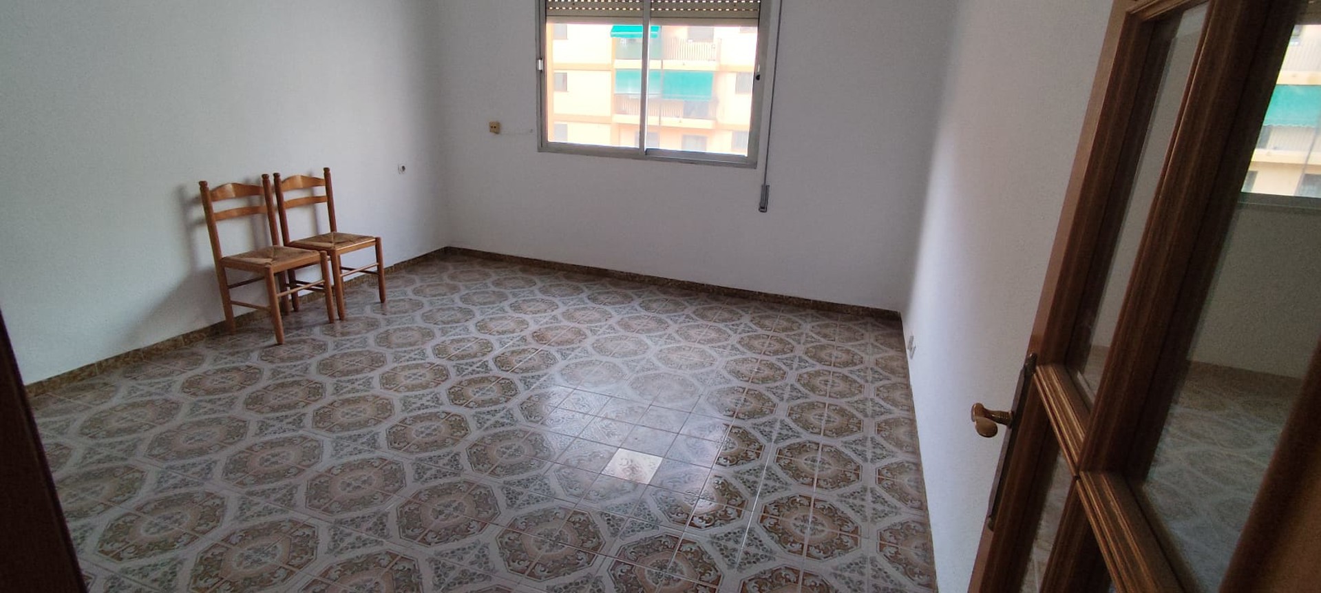 Piso en La Raiosa, Valencia - ¡Listo para vivir!
Descubre este encantador piso de 67 m² ubicado en la cuarta planta de