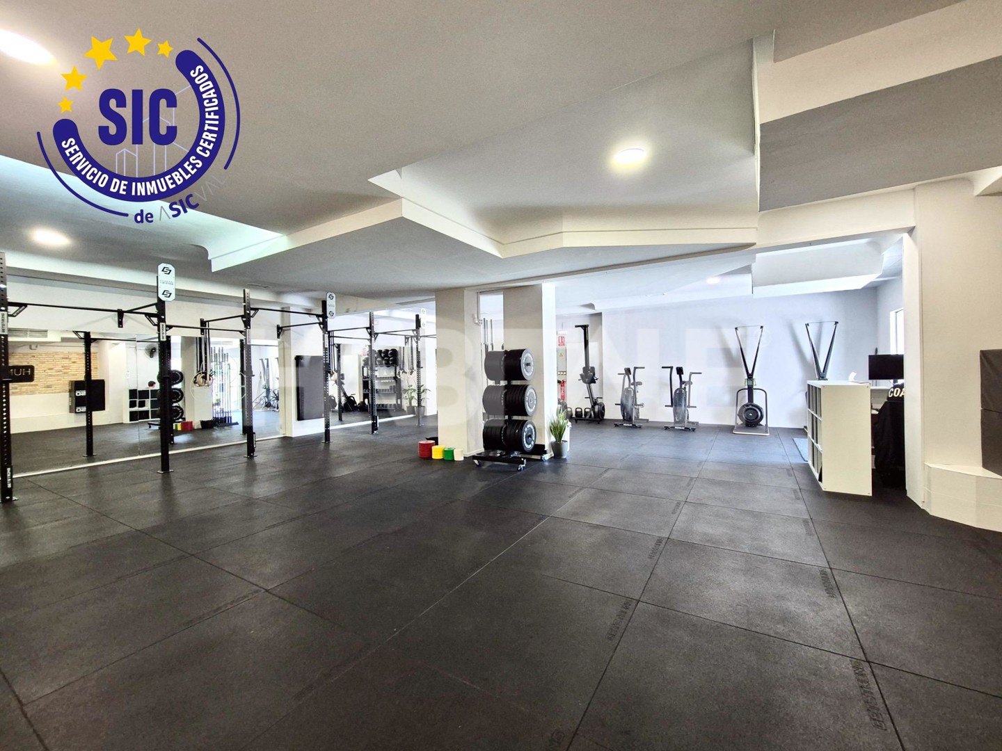 Habitale presenta en venta este espacioso local comercial a pie de calle en plena Avenida del Puerto, Valencia, actualme
