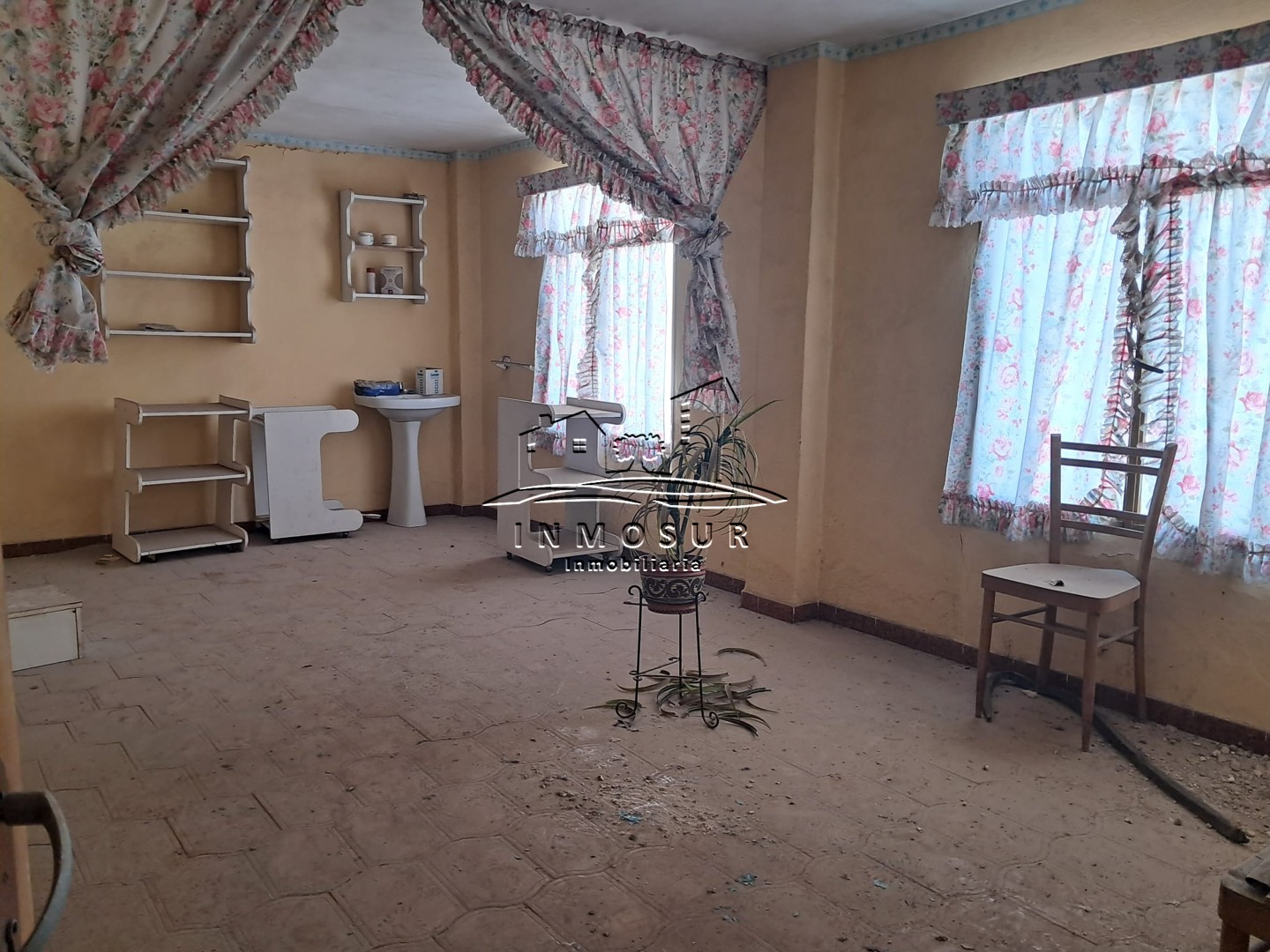 Casa en zona calle Alamos. Cuenta con una superficie de parcela de 165 m2. y una superficie construida de 312 m2. La viv
