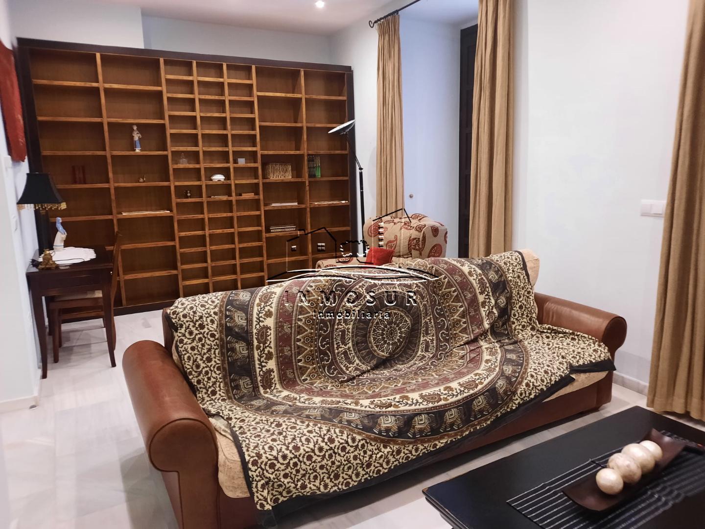Piso en planta baja en zona calle San Pedro. Cuenta con una superficie construida de 142 m2., distribuidos en recibidor,