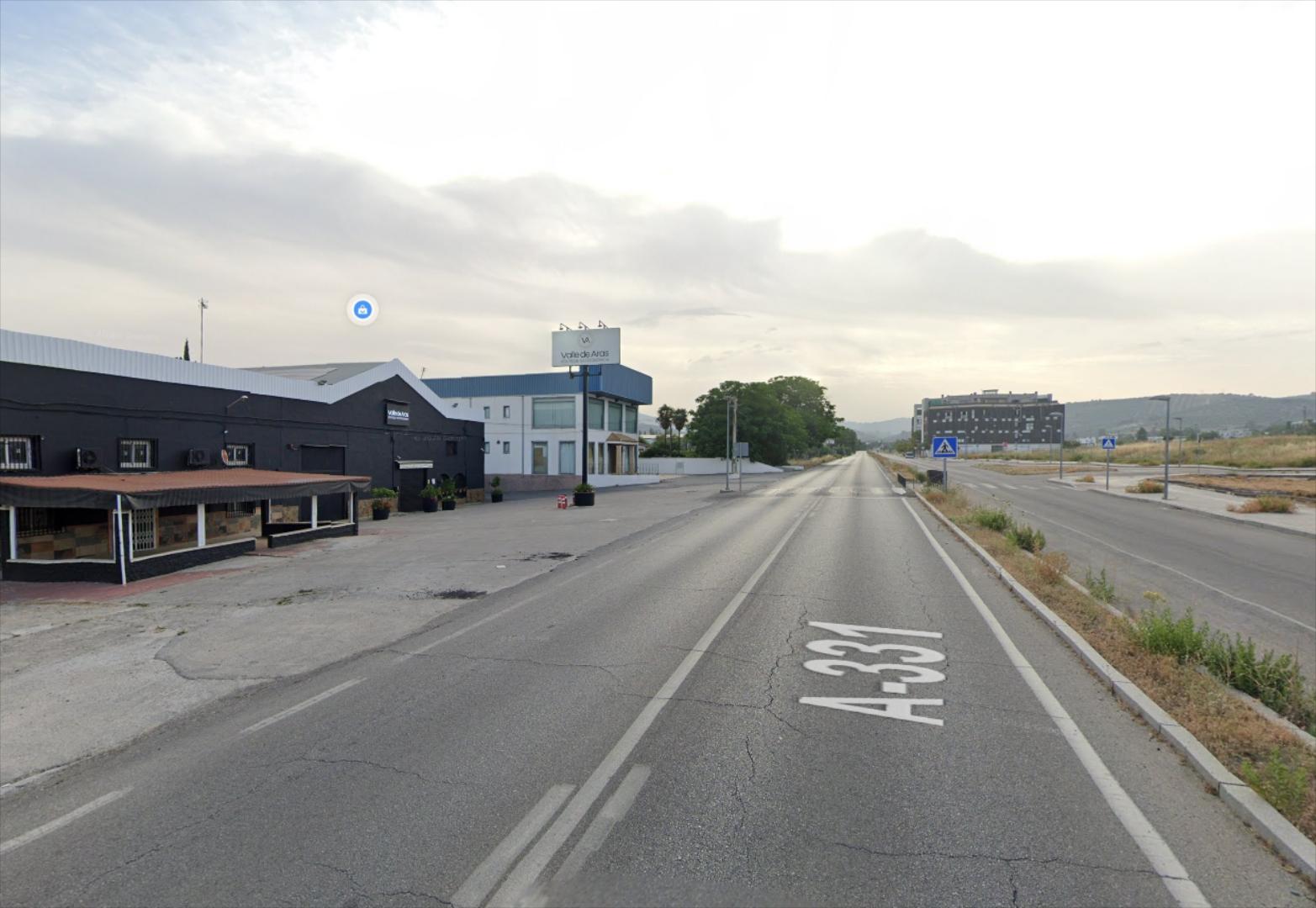 Nave en zona Carretera de Rute. Cuenta con una parcela de 2.701 m2. y una superficie construida de 1.757 m2., distribuid