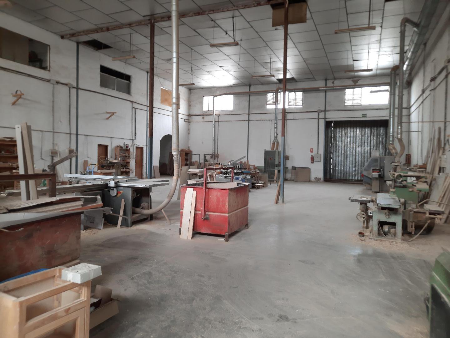 Nave industrial en zona Bulevar Los Santos. Cuenta con una superficie construida de 1.500 m2,., distribuidos en 955 m2.