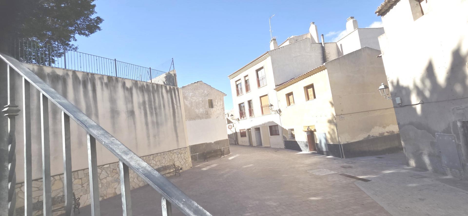 Monforte de Cid, Zona Ayuntamiento. Piso de unos 83 m2 construídos (73 m2 útiles), edificio con ascensor. Año 2.007. La