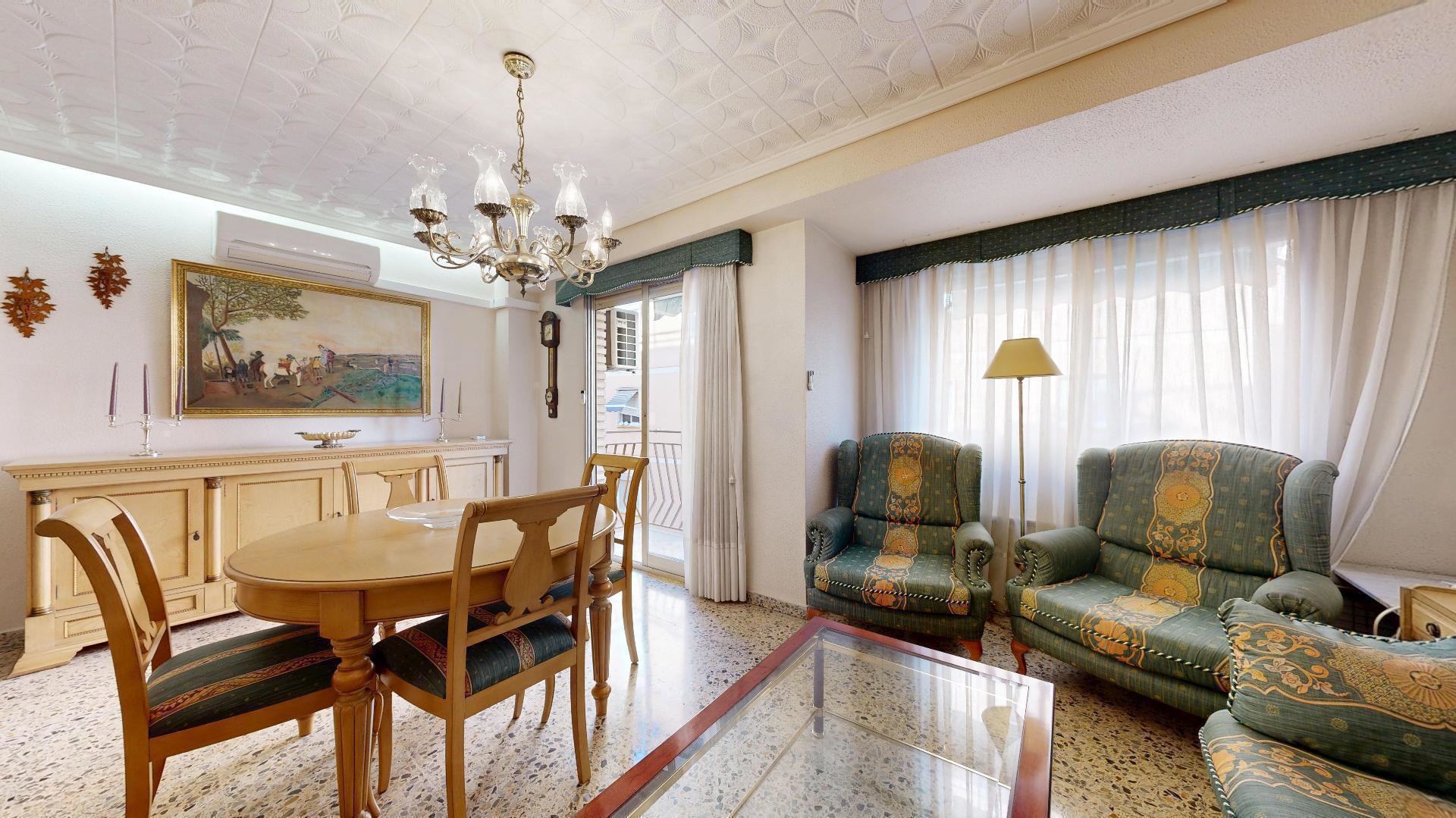 Amplia y luminosa vivienda en excelente zona céntrica con garaje
Se vende magnífica vivienda situada en una de las mej